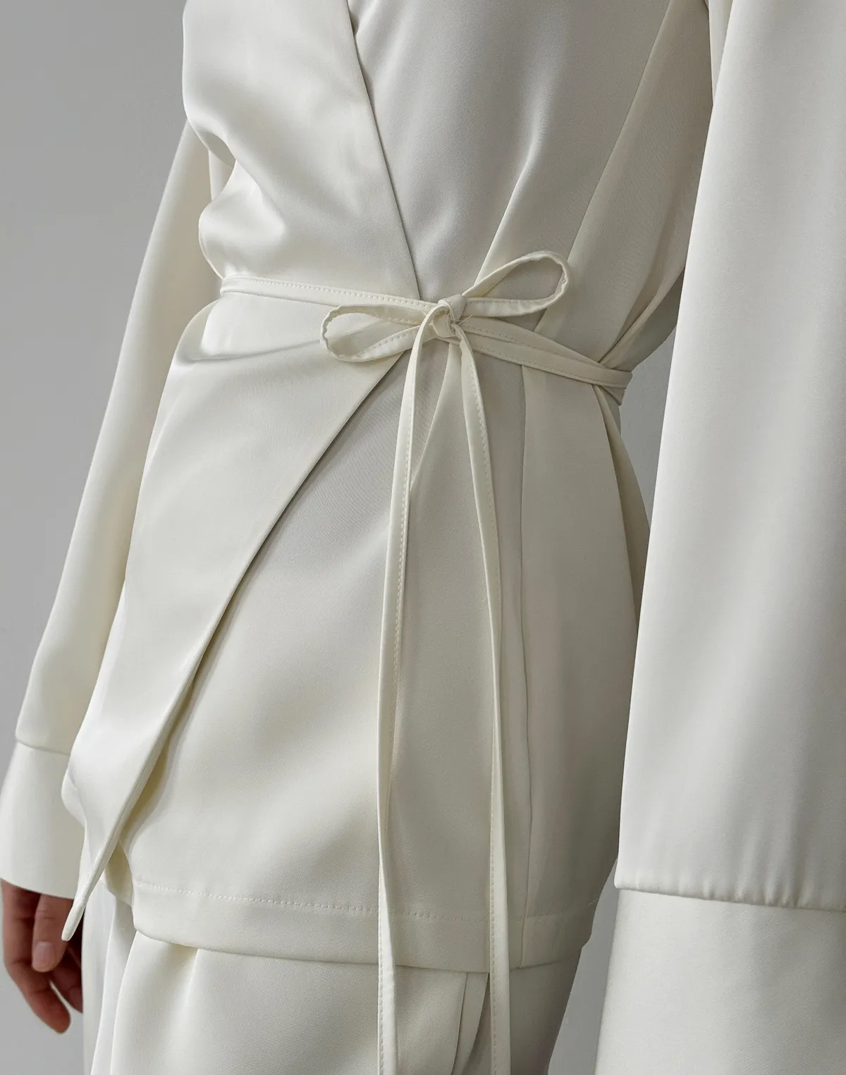 Комплект сатиновий сорочка-кімоно та штани на поясі зі шнурком, молочні - Фото 7