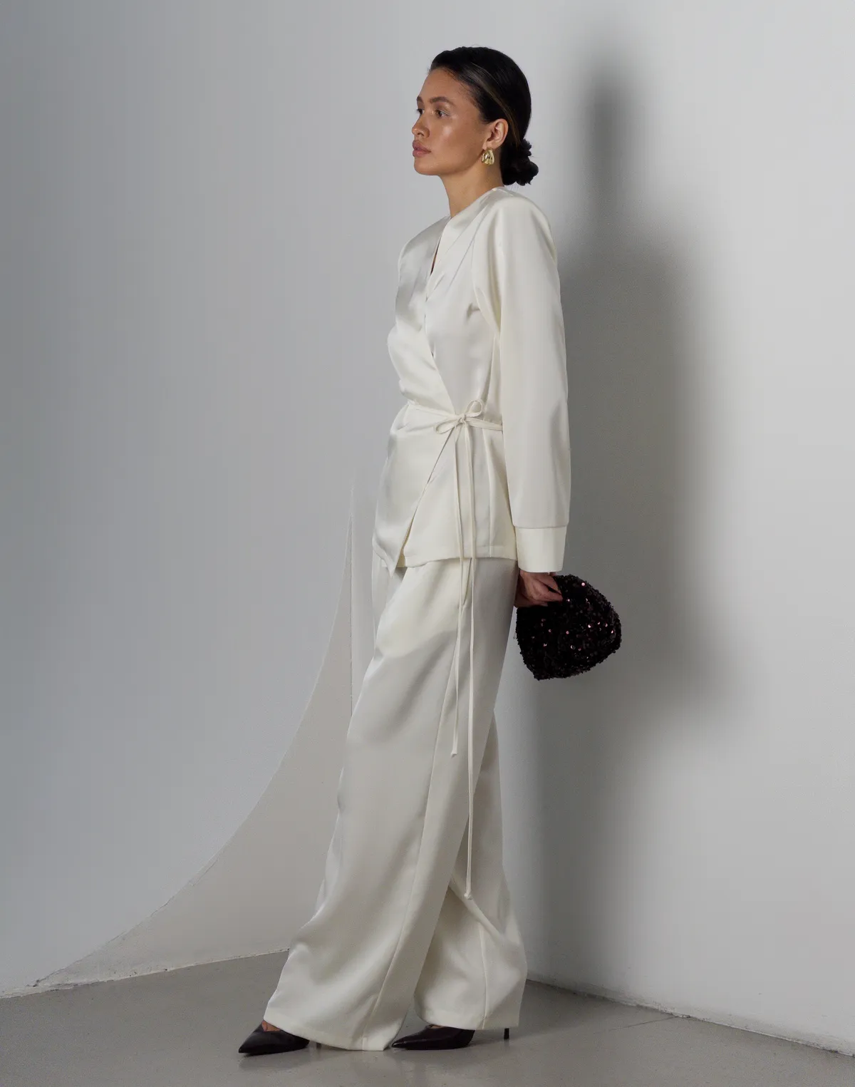 Комплект сатиновий сорочка-кімоно та штани на поясі зі шнурком, молочні - Фото 6