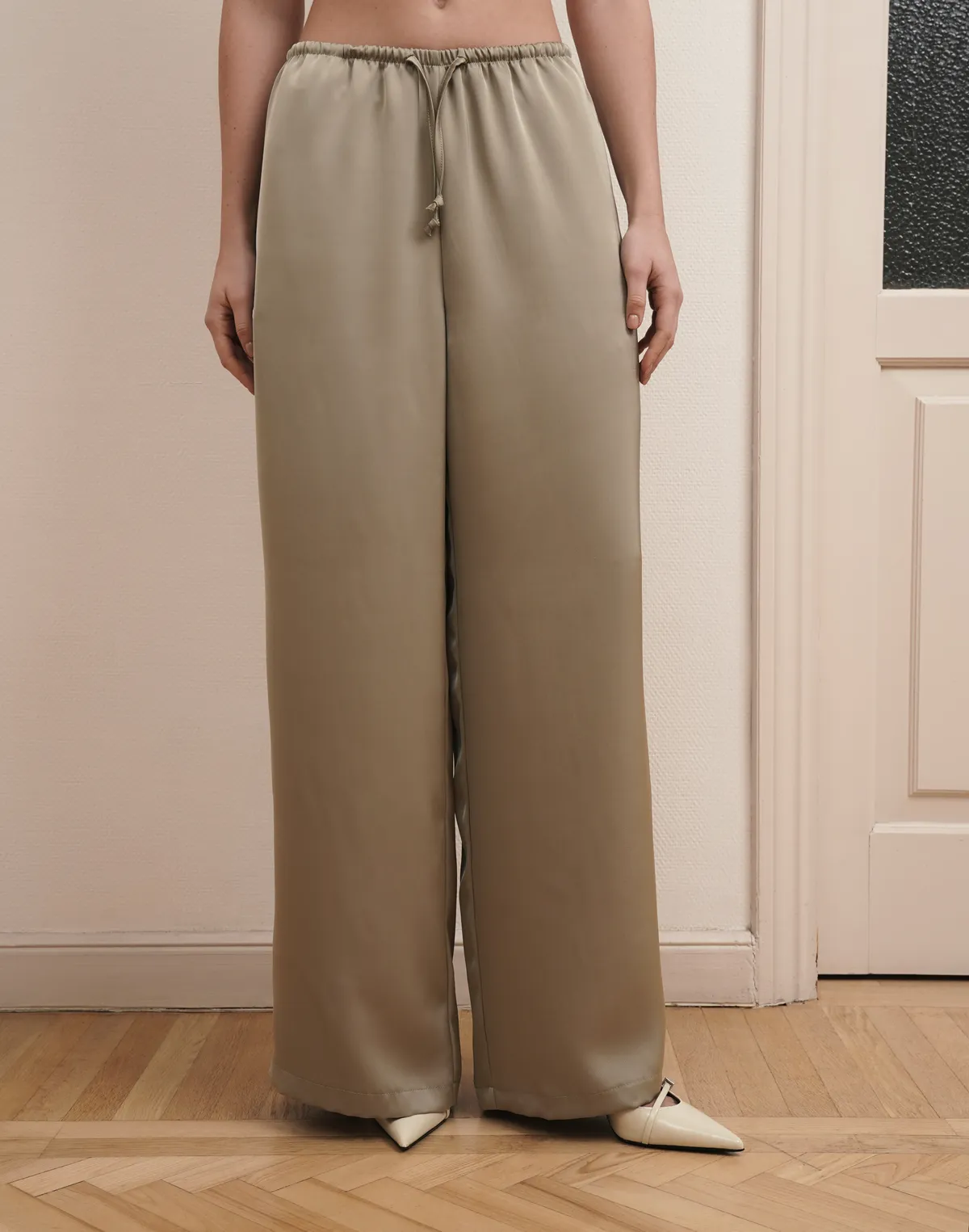 Штани сатинові зі святкової колекції на поясі зі шнурком, оливкове дерево - Фото 1