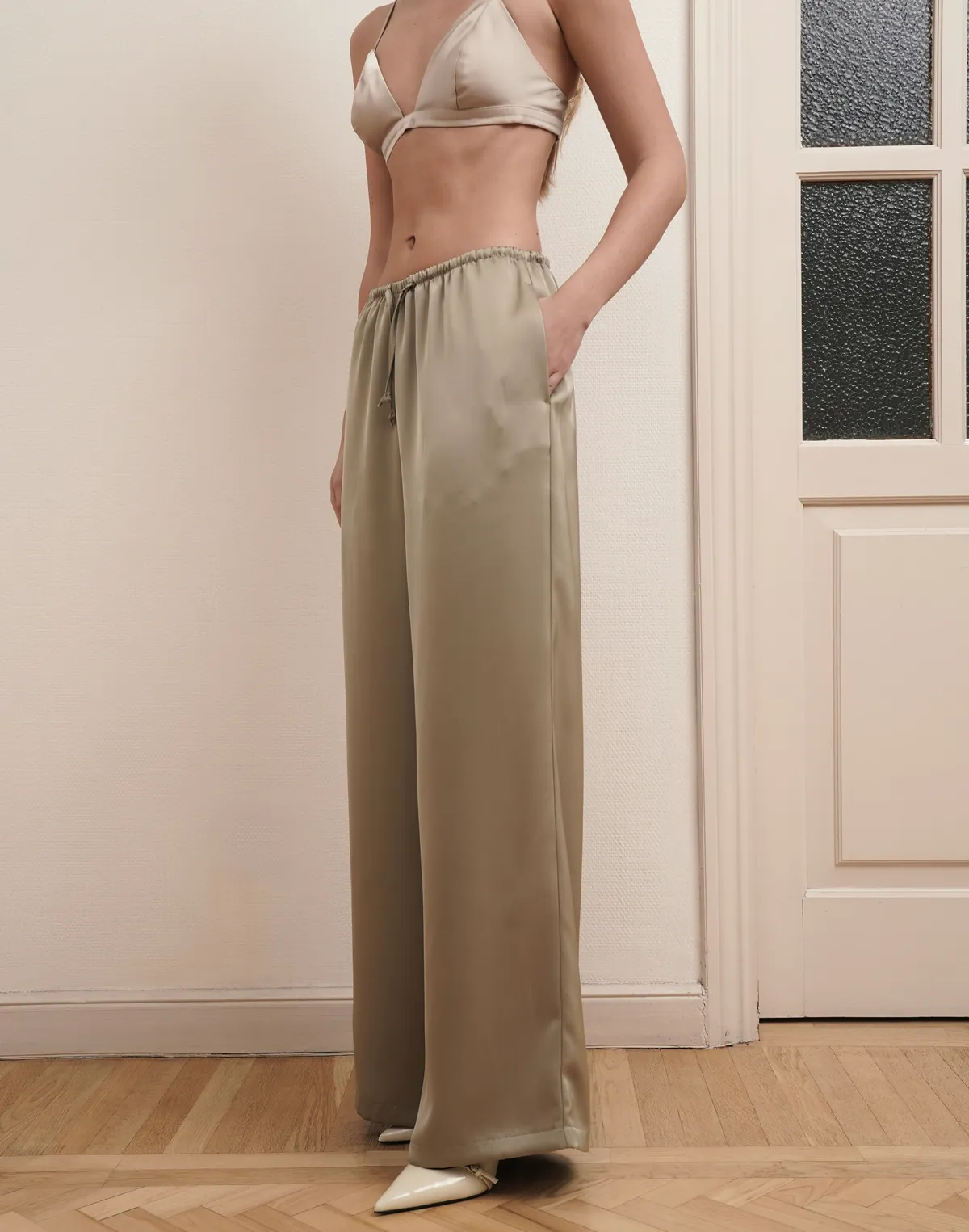 Штани сатинові зі святкової колекції на поясі зі шнурком, оливкове дерево - Фото 7