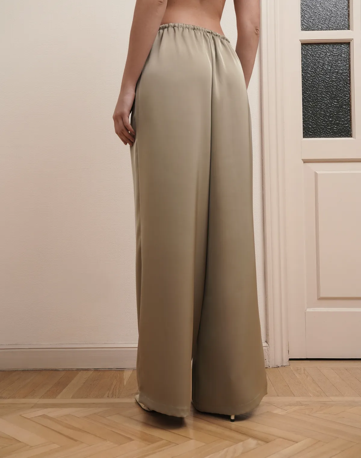 Штани сатинові зі святкової колекції на поясі зі шнурком, оливкове дерево - Фото 2