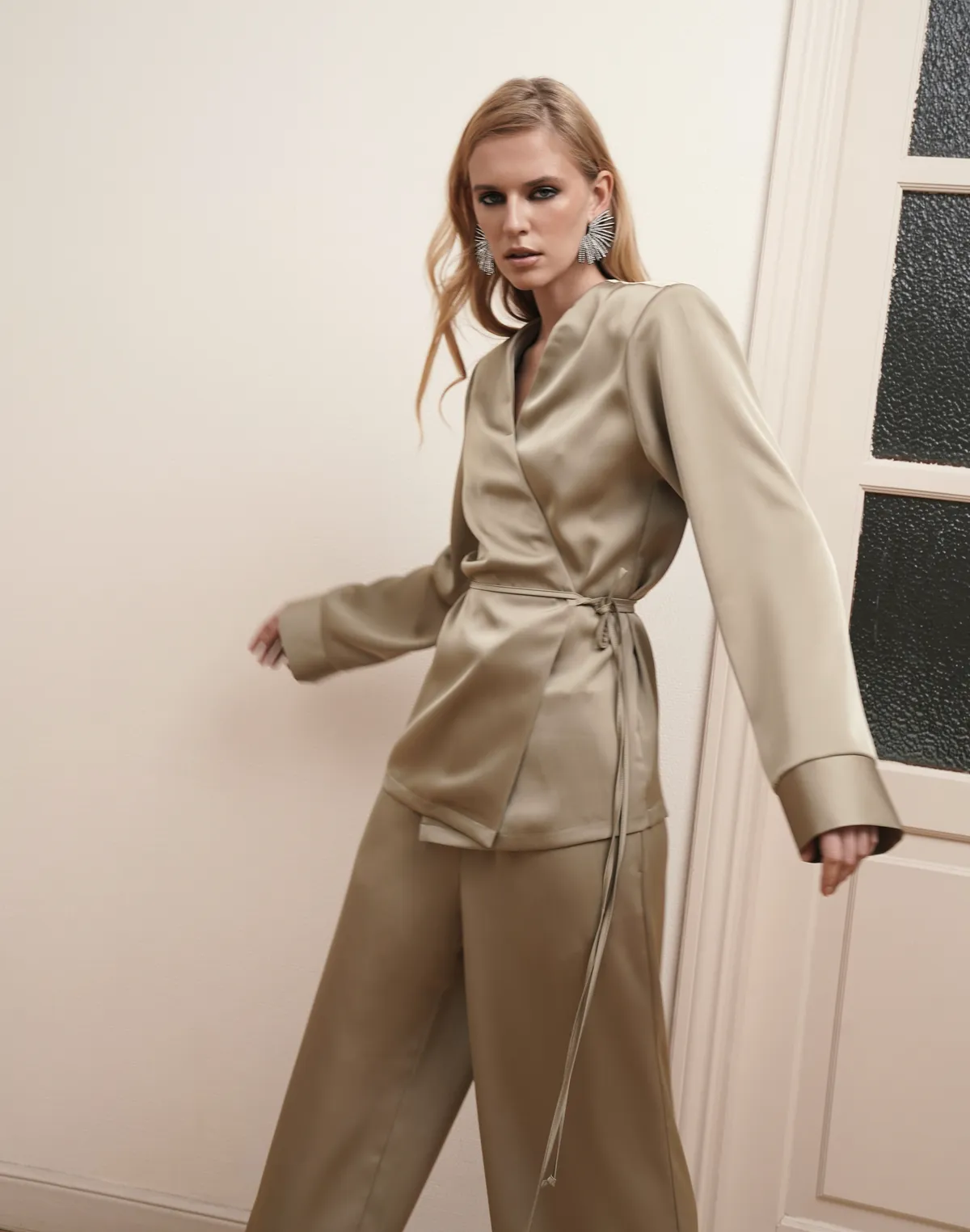 Комплект сатиновий сорочка-кімоно та штани на поясі зі шнурком, оливкове дерево - Фото 4