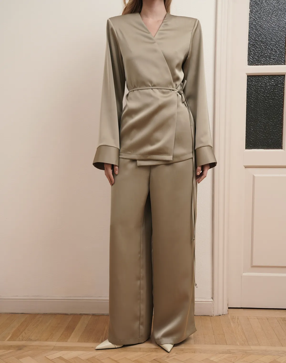 Комплект сатиновий сорочка-кімоно та штани на поясі зі шнурком, оливкове дерево - Фото 3