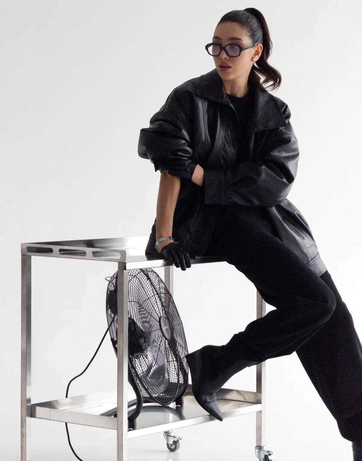 Жіночі брюки на високій посадці з вельветовою текстурою, чорні - Фото 8