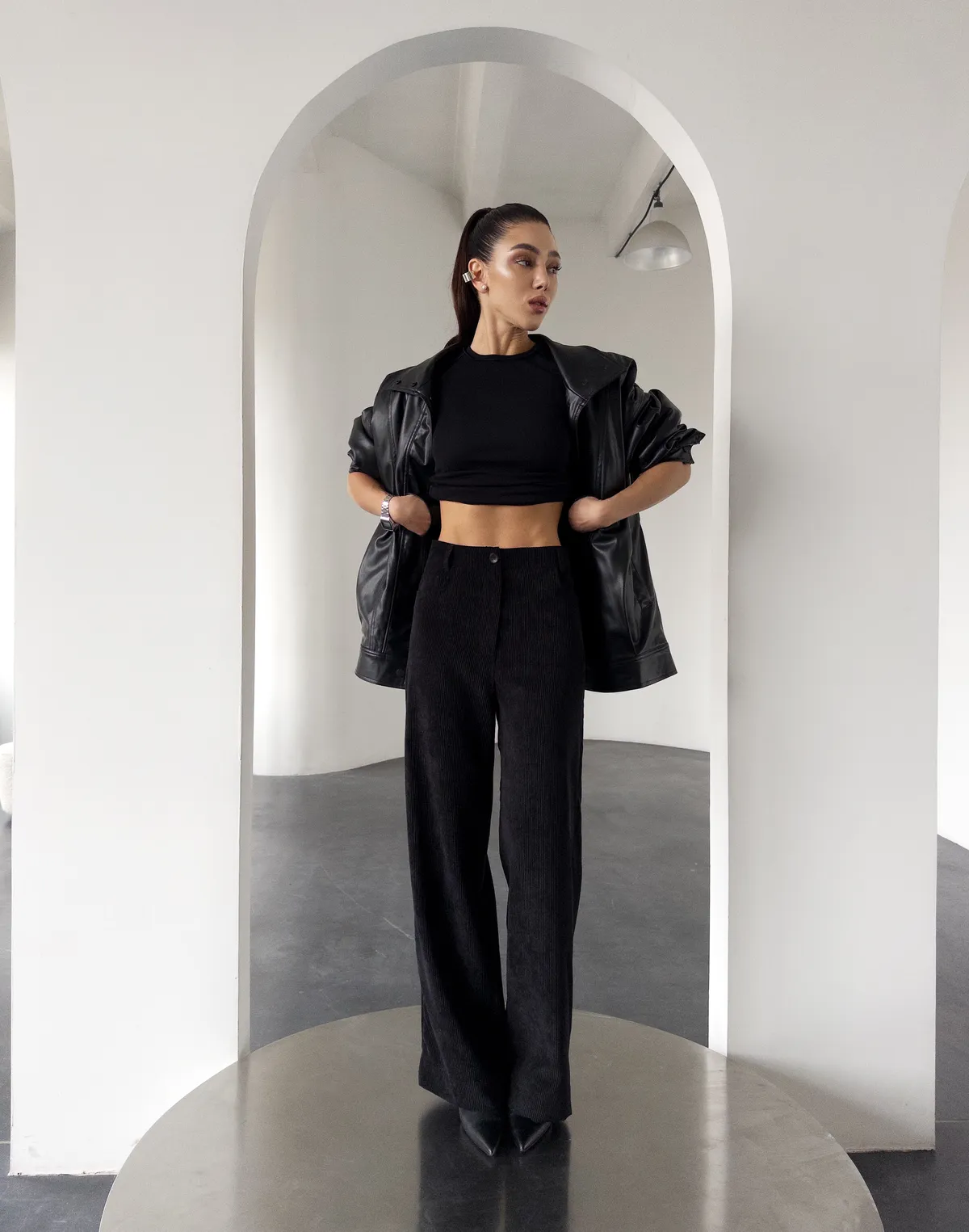 Жіночі брюки на високій посадці з вельветовою текстурою, чорні - Фото 7