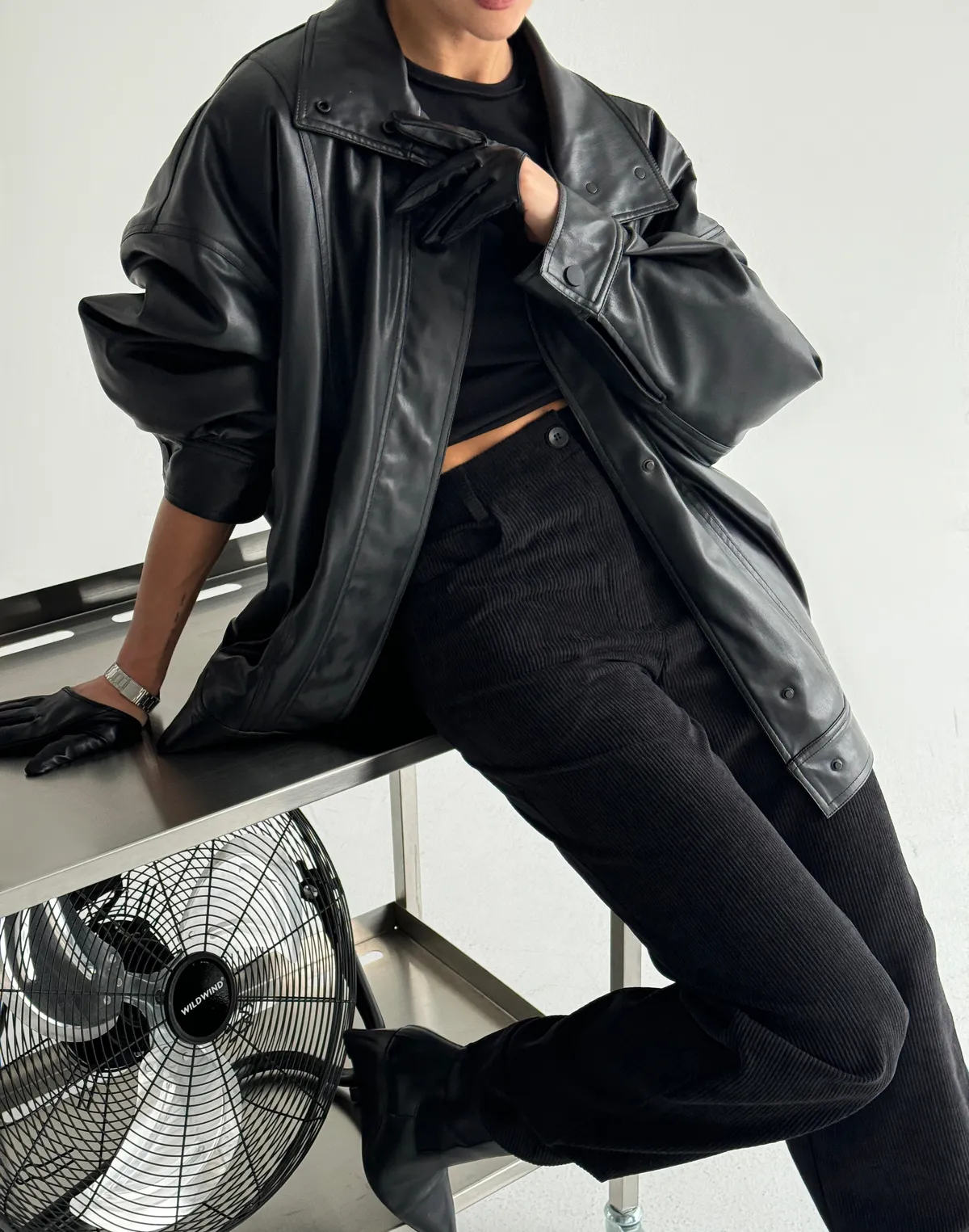 Жіночі брюки на високій посадці з вельветовою текстурою, чорні - Фото 6