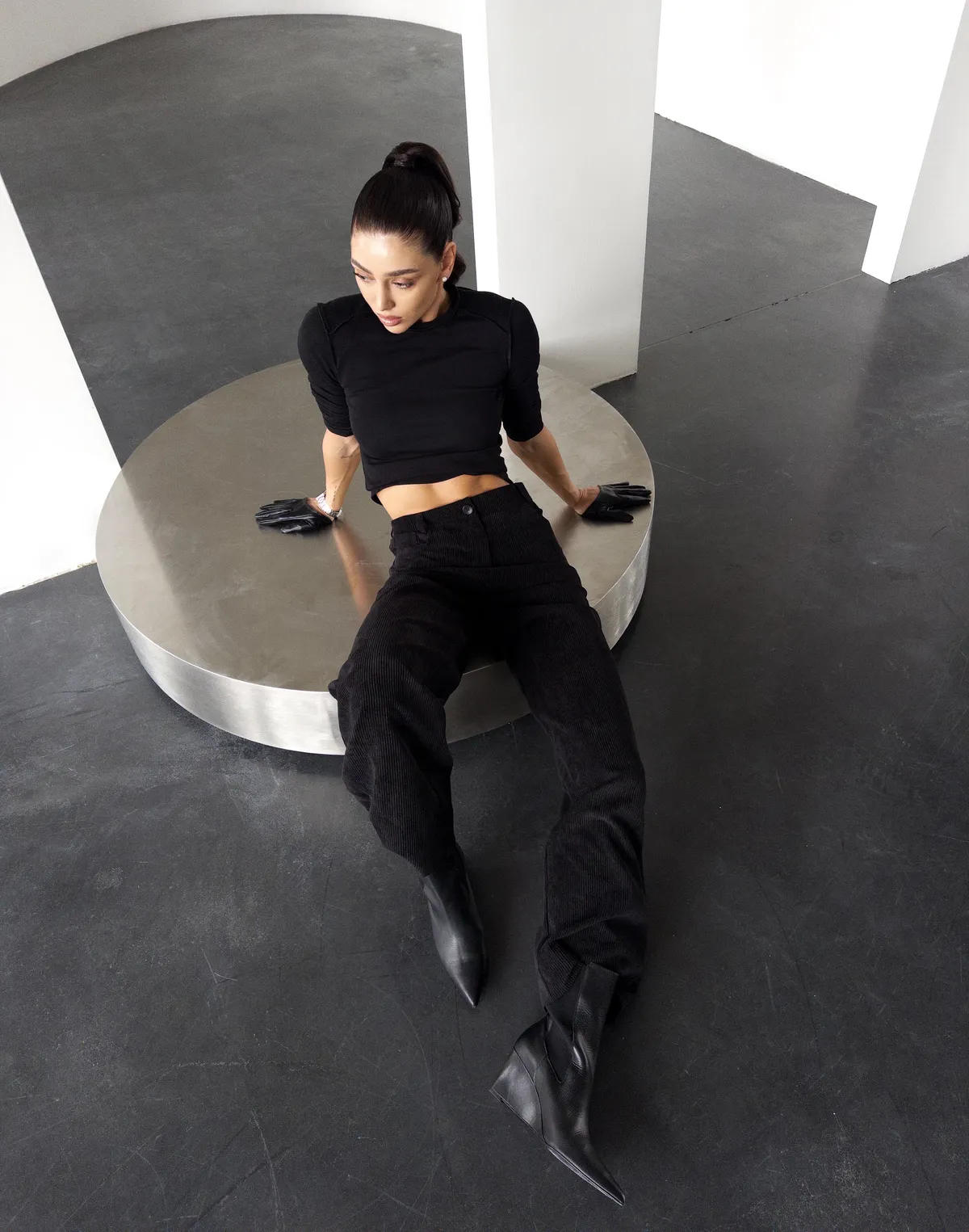 Жіночі брюки на високій посадці з вельветовою текстурою, чорні - Фото 3