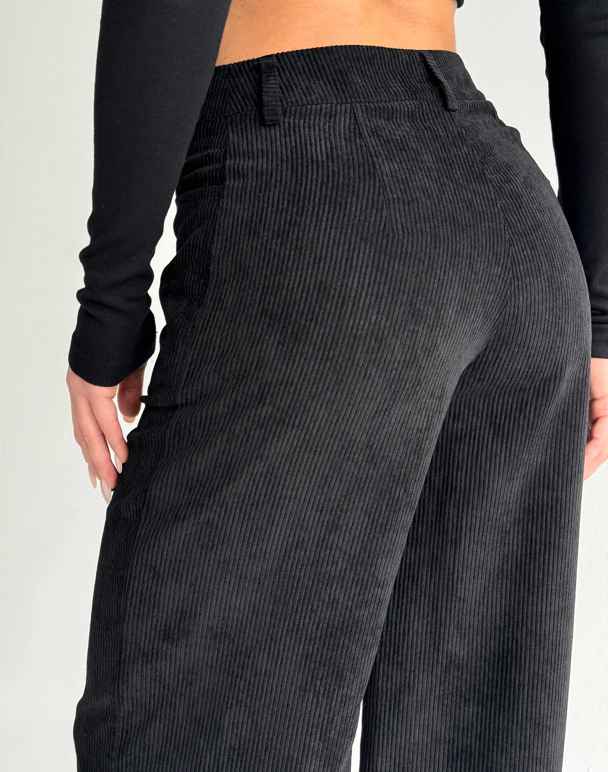 Жіночі брюки на високій посадці з вельветовою текстурою, чорні - Фото 5
