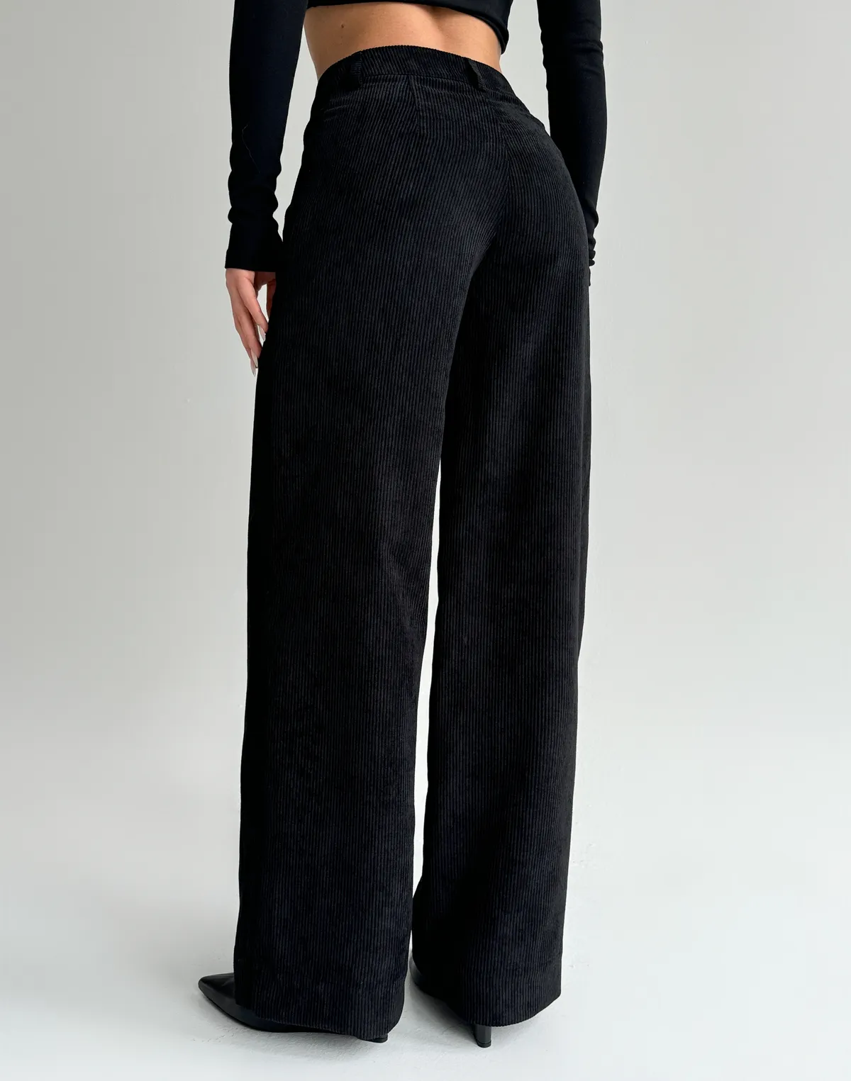 Жіночі брюки на високій посадці з вельветовою текстурою, чорні - Фото 2