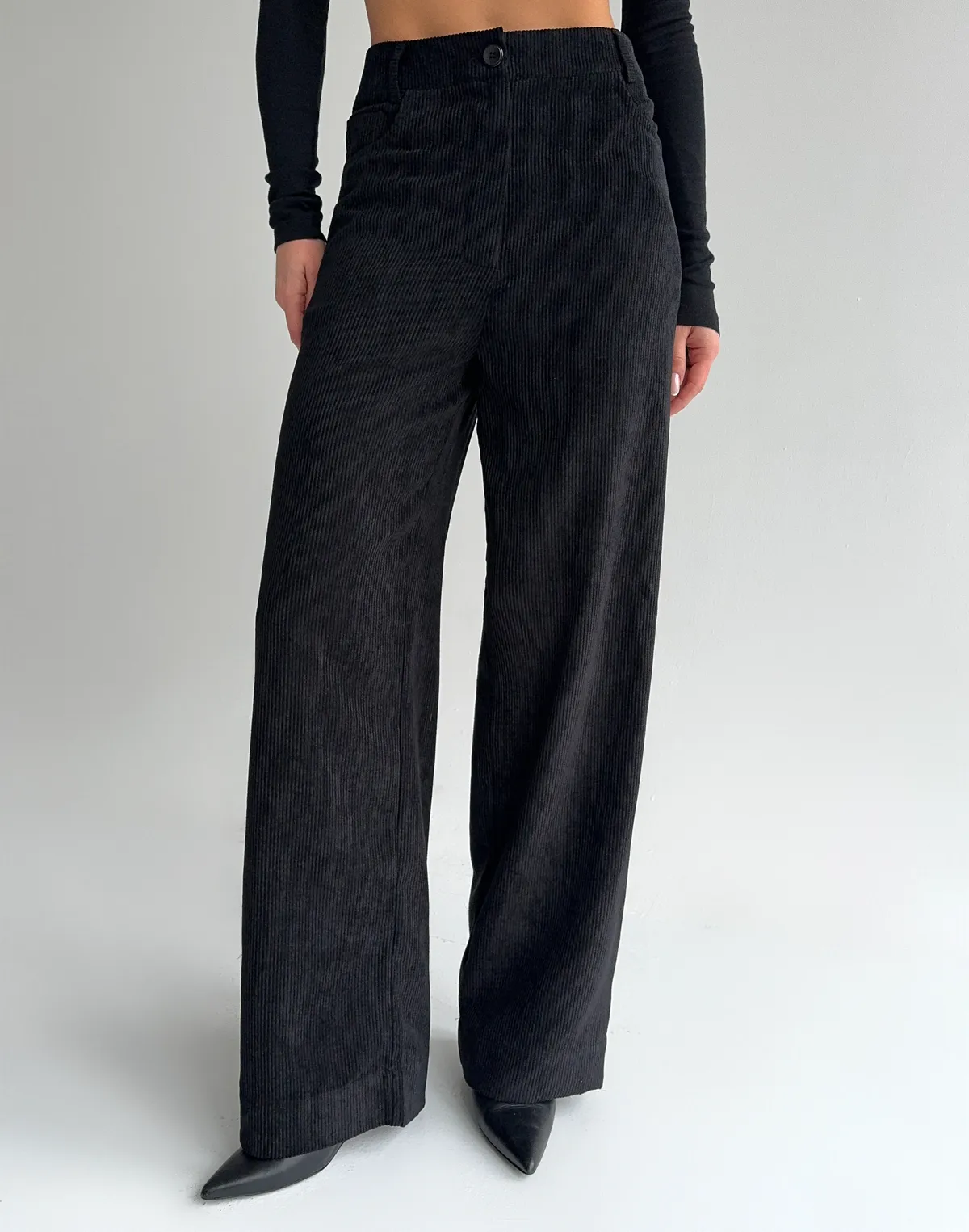 Жіночі брюки на високій посадці з вельветовою текстурою, чорні - Фото 1