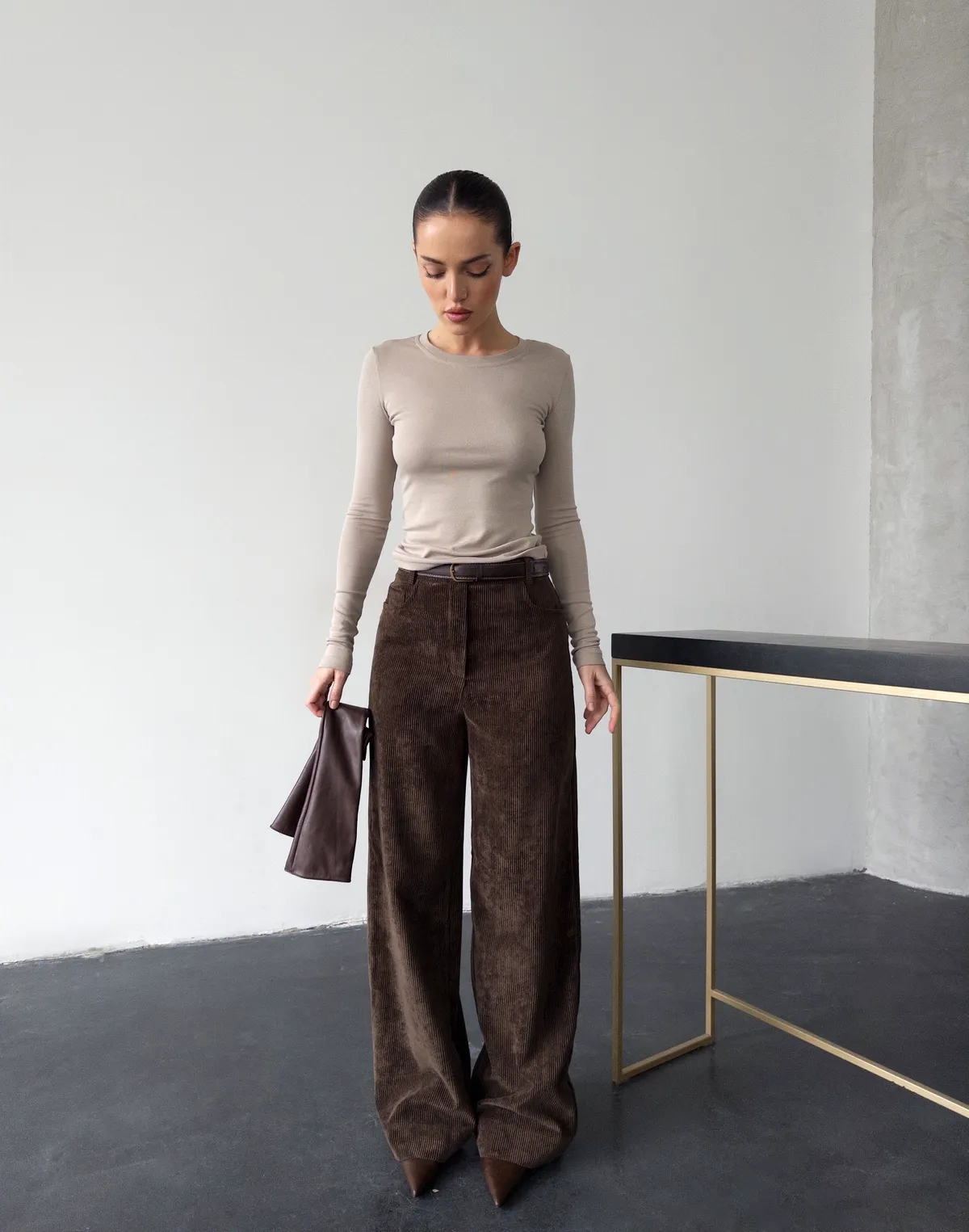 Жіночі брюки на високій посадці з вельветовою текстурою, шоколадні - Фото 8