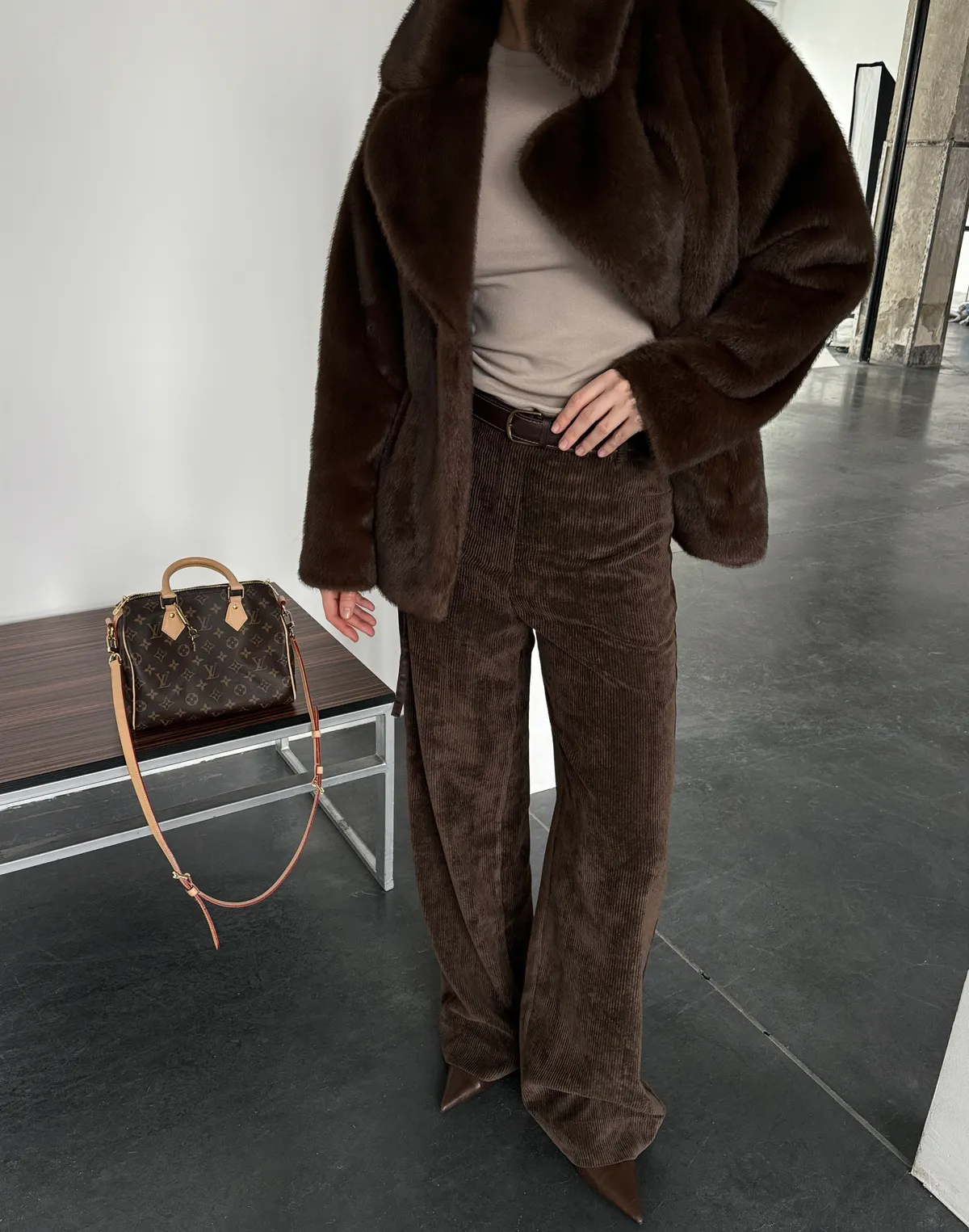 Жіночі брюки на високій посадці з вельветовою текстурою, шоколадні - Фото 6