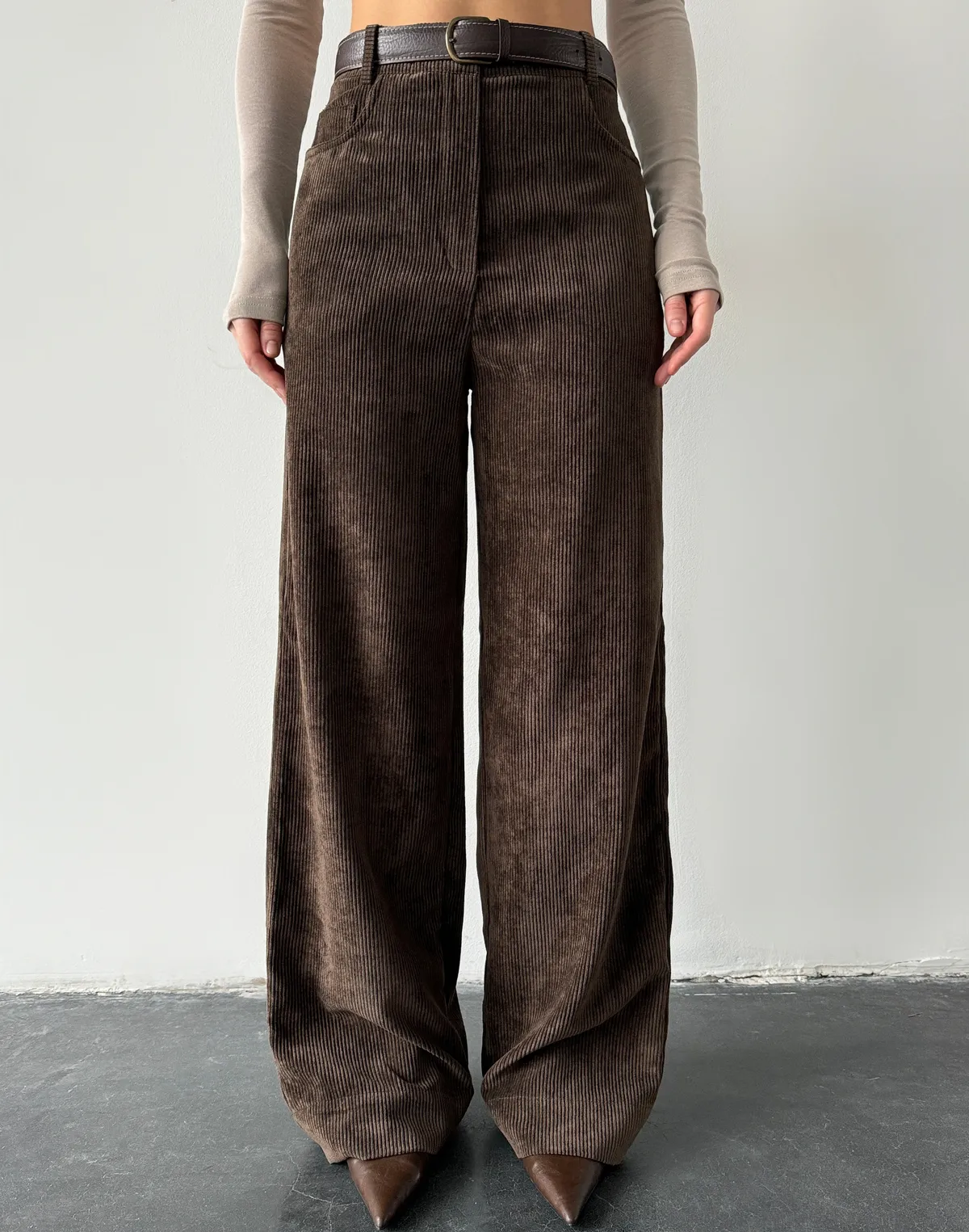 Жіночі брюки на високій посадці з вельветовою текстурою, шоколадні - Фото 1
