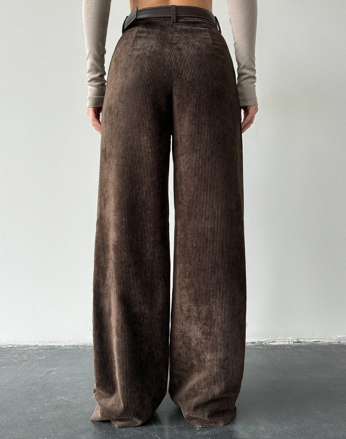 Жіночі брюки на високій посадці з вельветовою текстурою, шоколадні - Фото 2