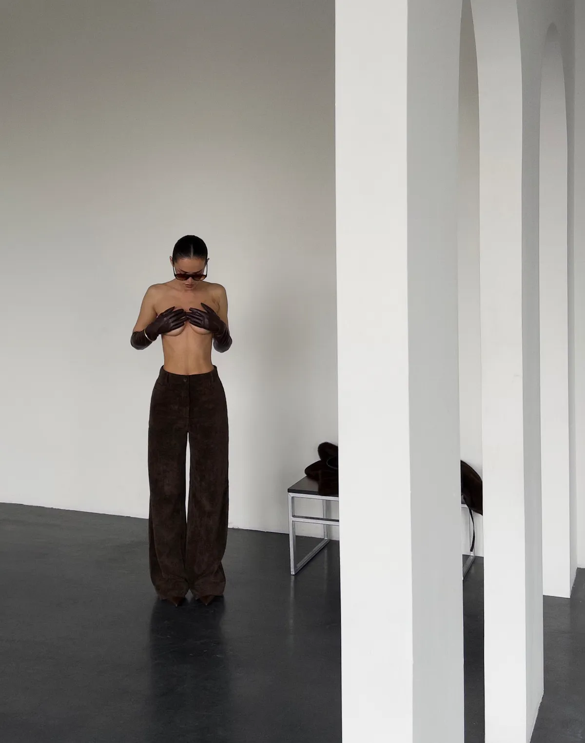 Жіночі брюки на високій посадці з вельветовою текстурою, шоколадні - Фото 5