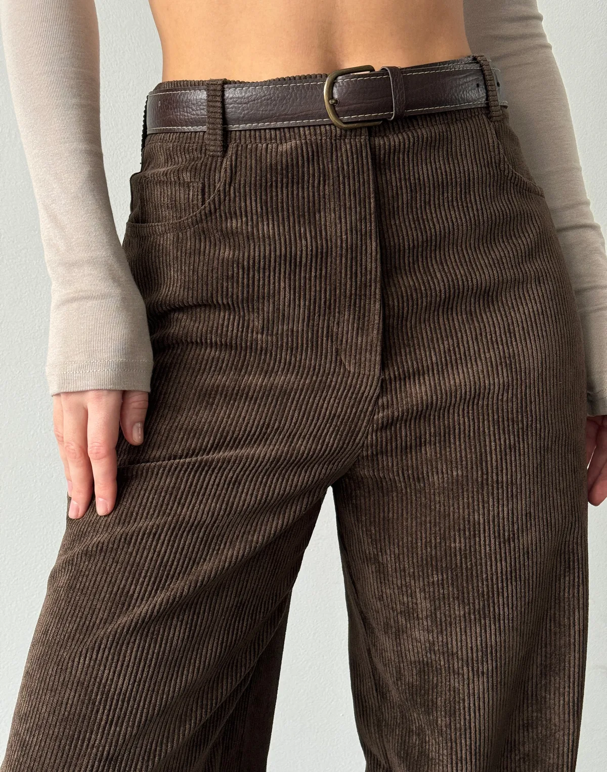 Жіночі брюки на високій посадці з вельветовою текстурою, шоколадні - Фото 4