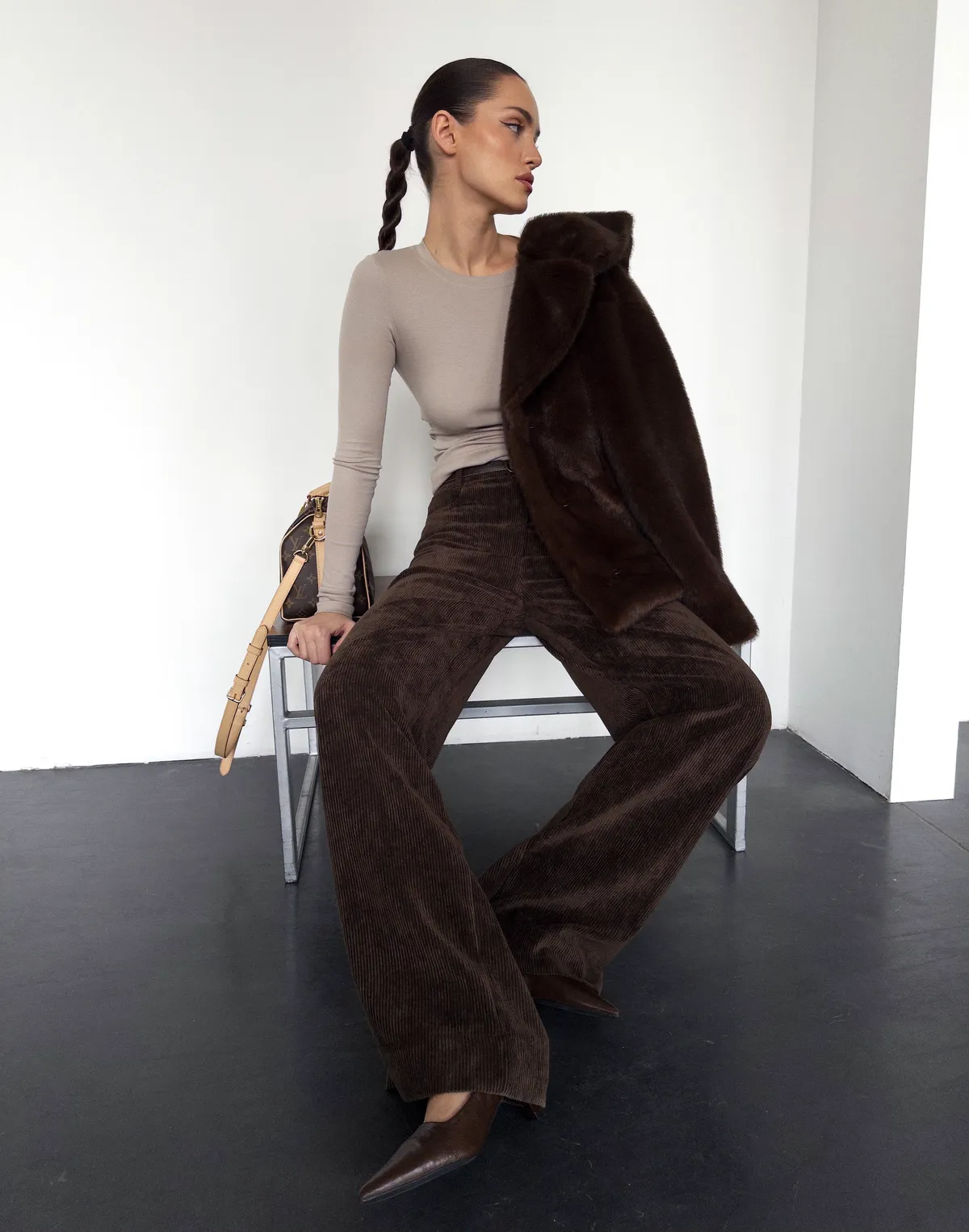 Жіночі брюки на високій посадці з вельветовою текстурою, шоколадні - Фото 3