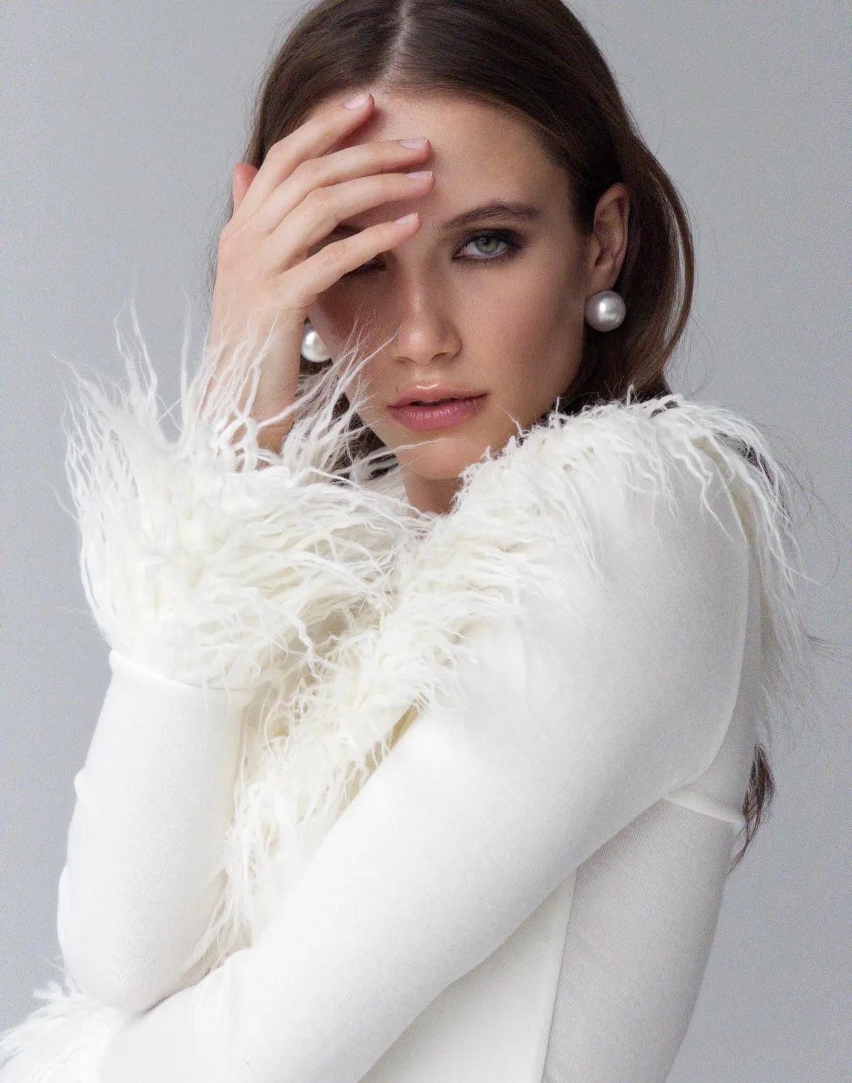 Светр з м'якої тканини з декольте декорованим екохутром, молочний - Фото 5