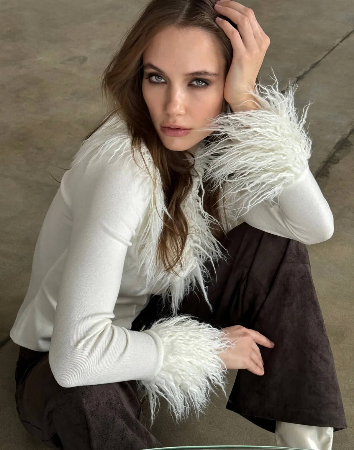 Светр з м'якої тканини з декольте декорованим екохутром, молочний - Фото 4