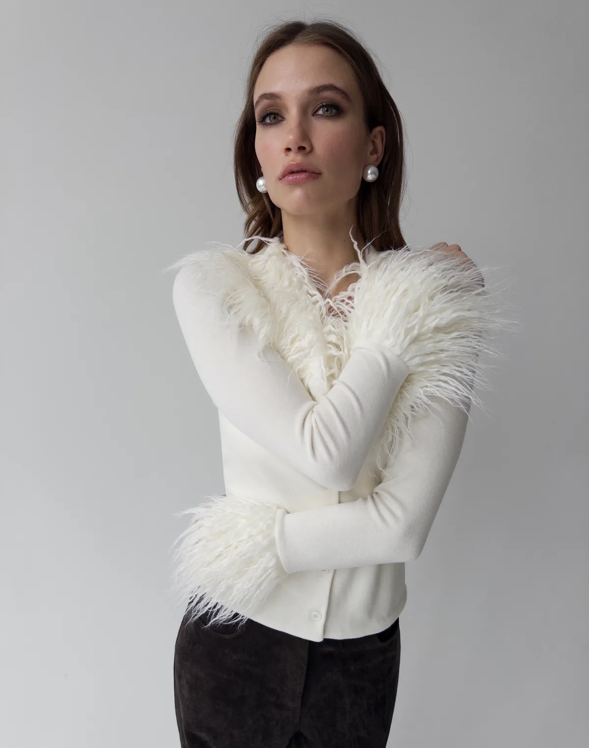 Светр з м'якої тканини з декольте декорованим екохутром, молочний - Фото 7