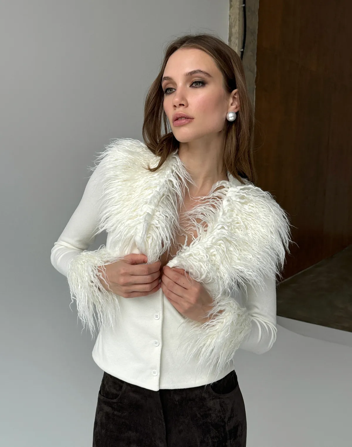 Светр з м'якої тканини з декольте декорованим екохутром, молочний - Фото 3