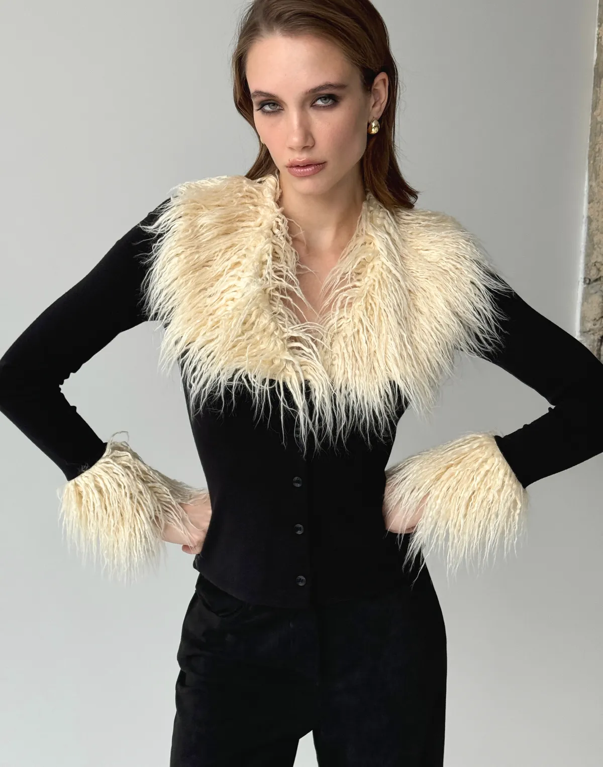 Светр з м'якої тканини з декольте декорованим екохутром, чорний - Фото 5