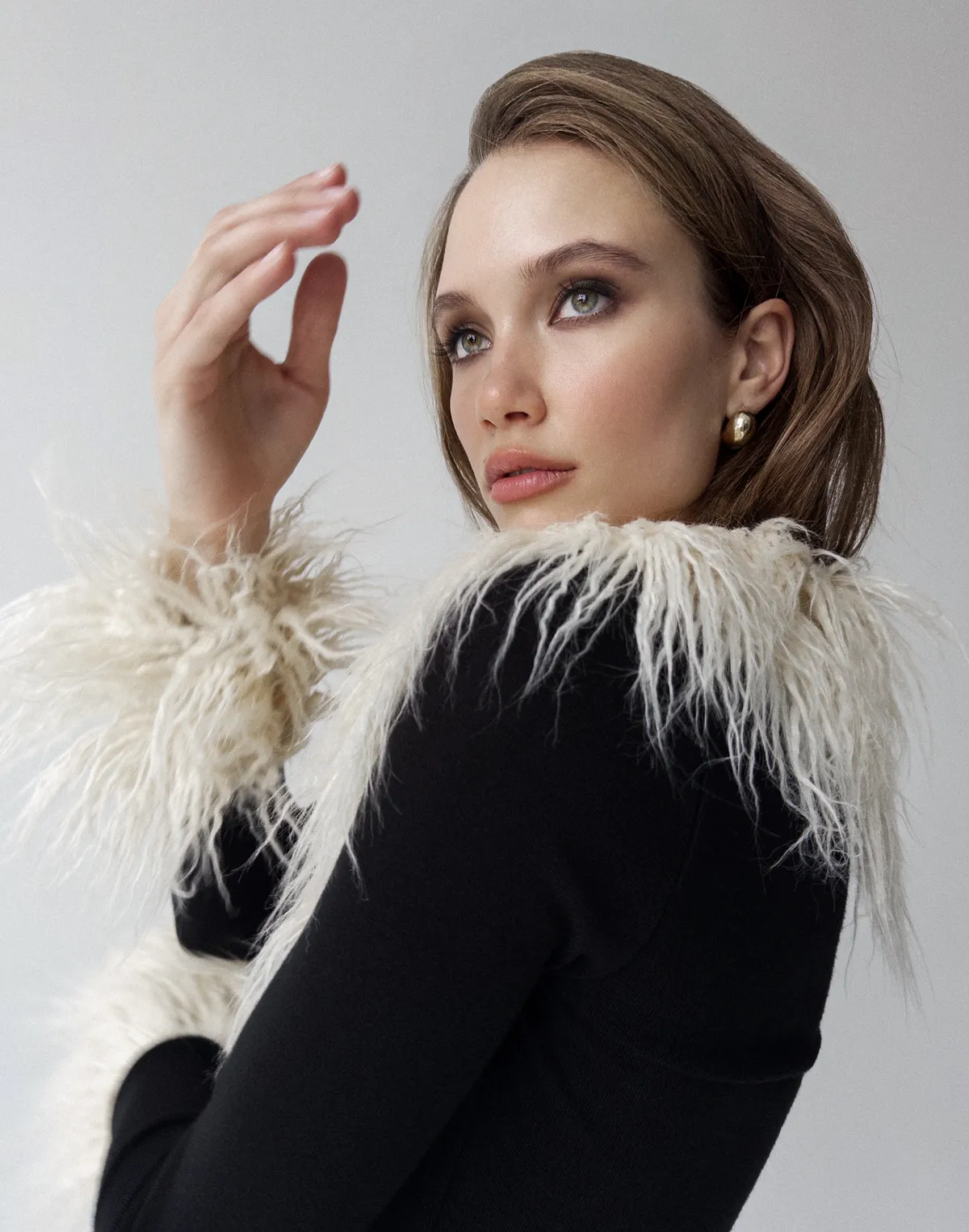 Светр з м'якої тканини з декольте декорованим екохутром, чорний - Фото 6