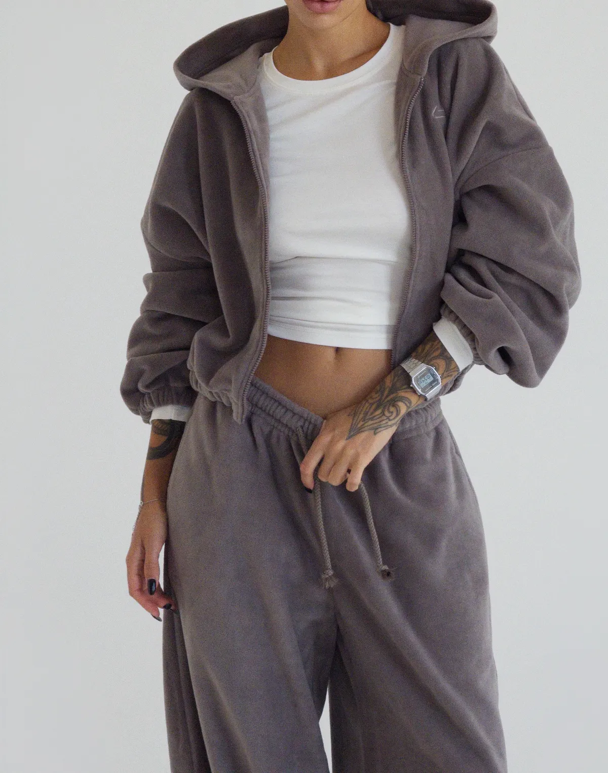 Komplet z polaru: bluza z kapturem i troczkiem oraz luźne spodnie, przydymiony szary - Фото 6