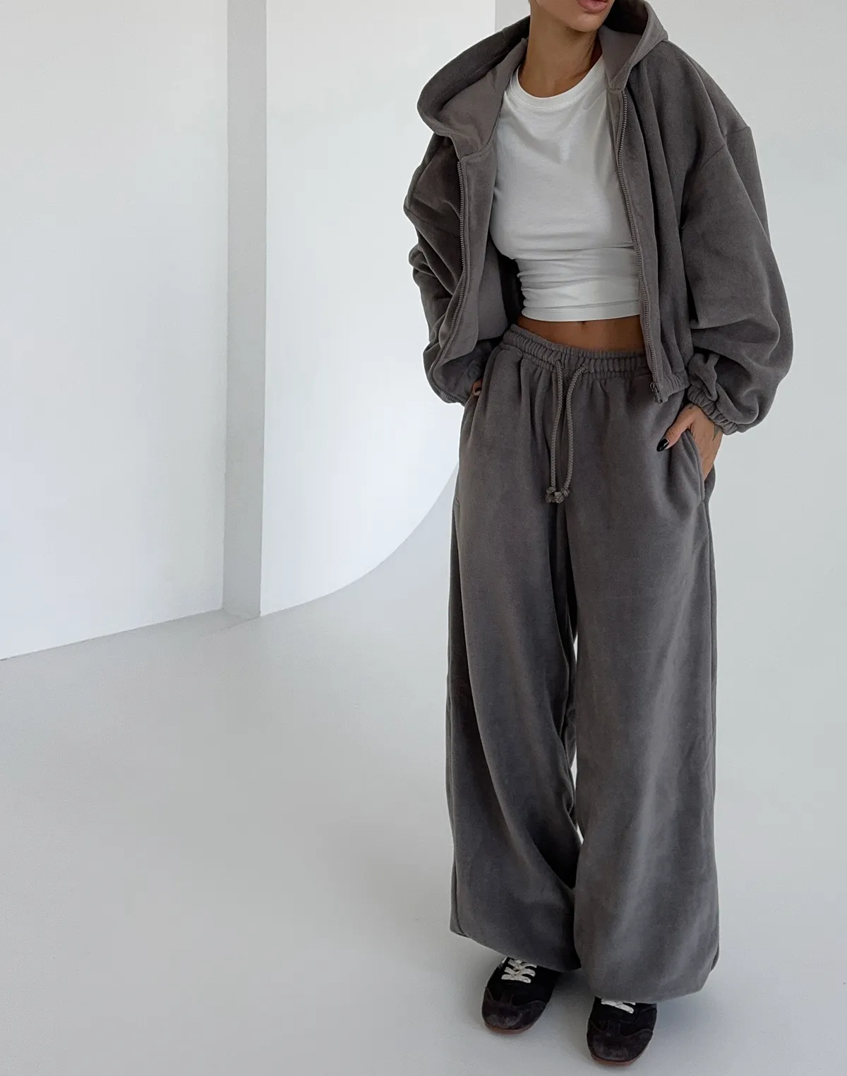 Fleecowa bluza zapinana na zamek o luźnym kroju ze ściągaczem, dymno-szary - Фото 7