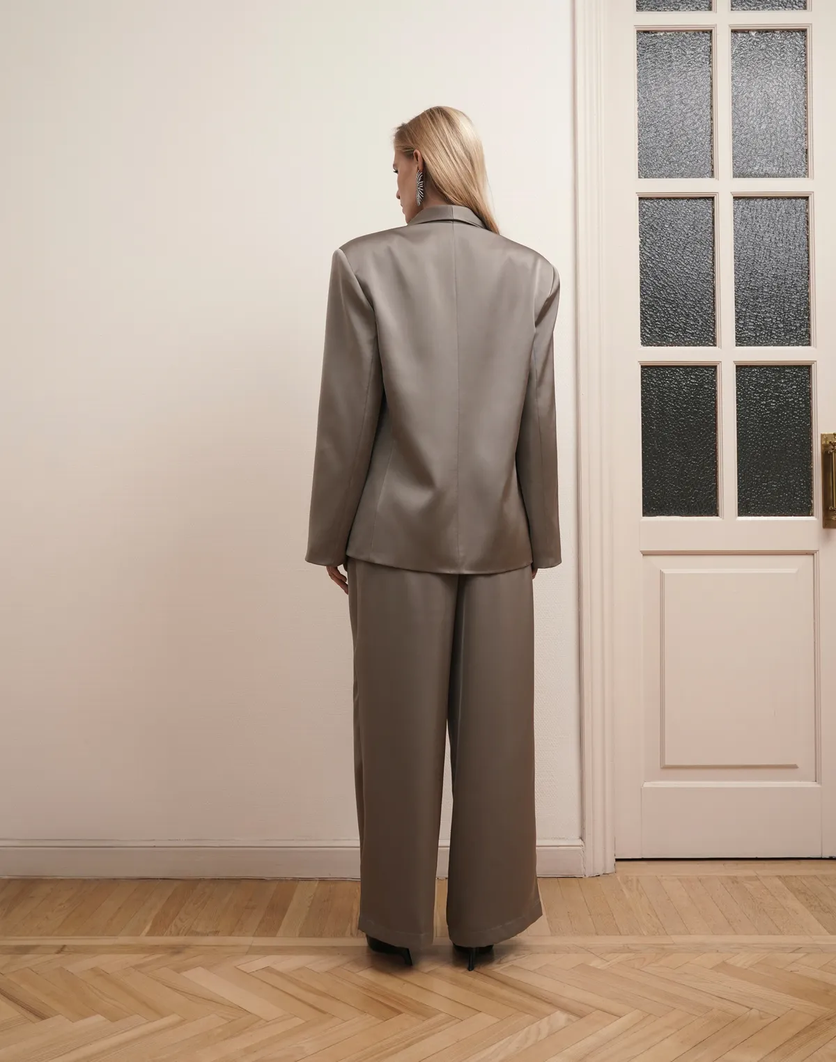 Комплект сатиновий жакет з декоративним шарфиком та штани базові, сталеві - Фото 2