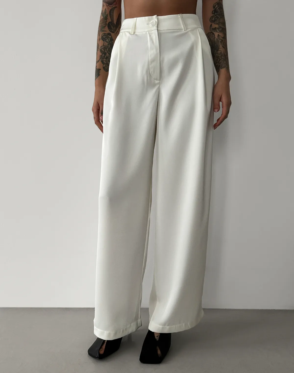 Штани сатинові зі святкової колекції базові, молочні - Фото 8