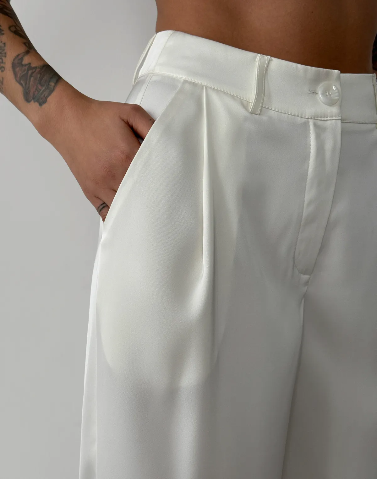 Штани сатинові зі святкової колекції базові, молочні - Фото 6