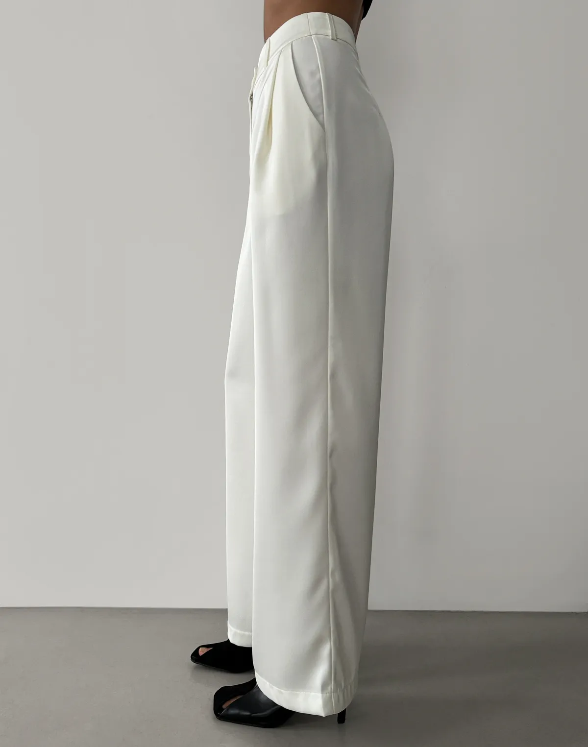 Штани сатинові зі святкової колекції базові, молочні - Фото 5