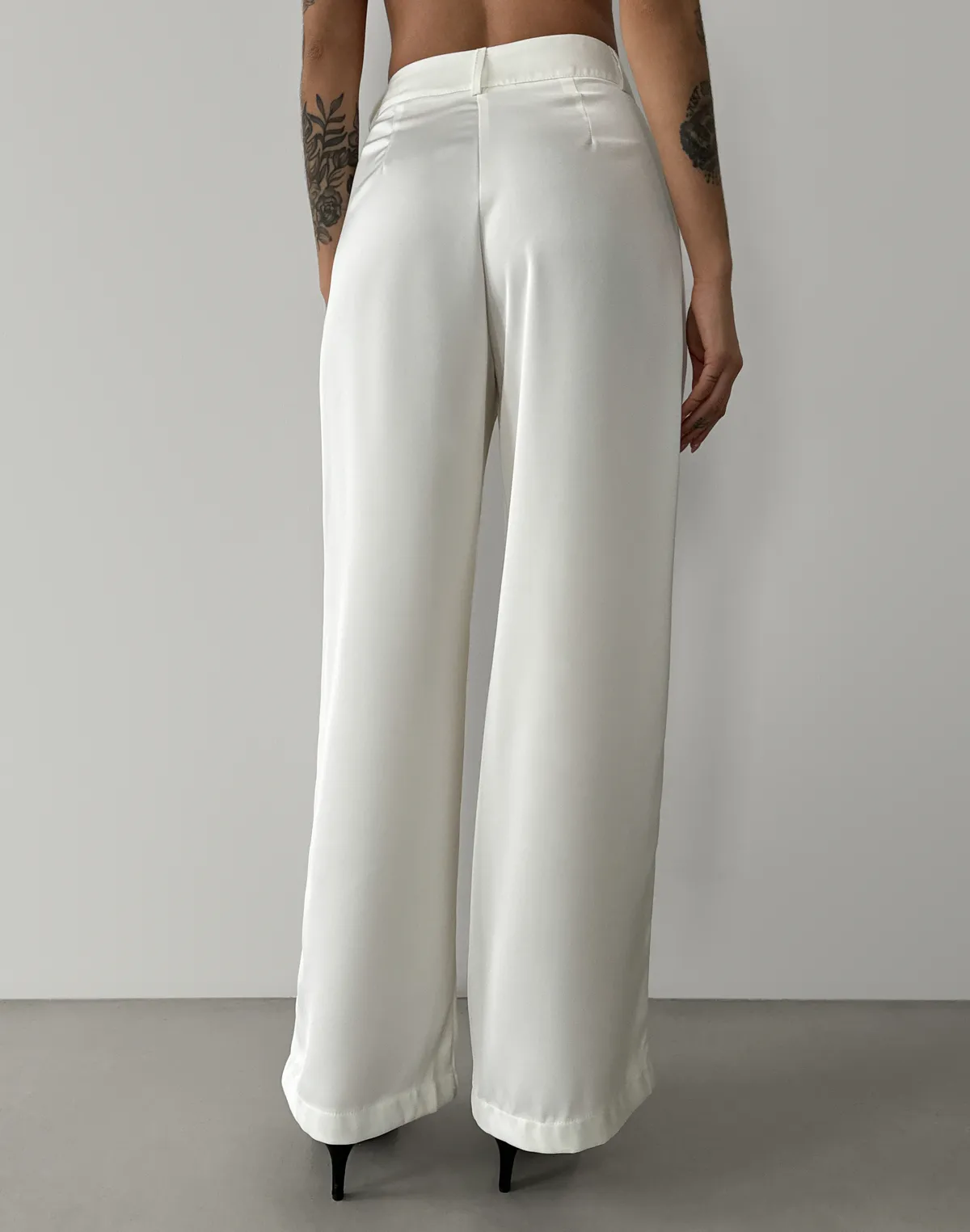 Штани сатинові зі святкової колекції базові, молочні - Фото 2
