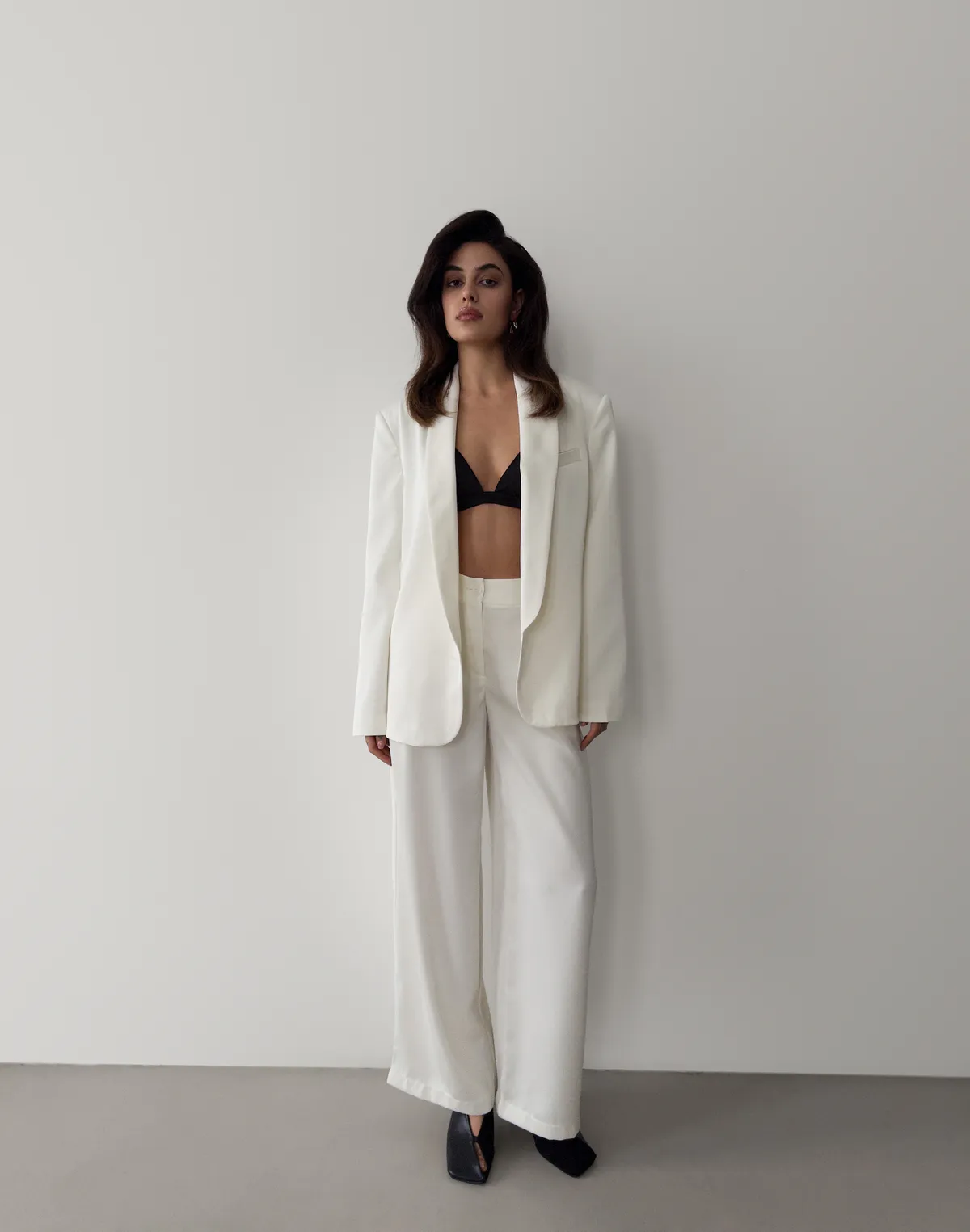 Комплект сатиновий жакет з декоративним шарфиком та штани базові, молочні - Фото 7