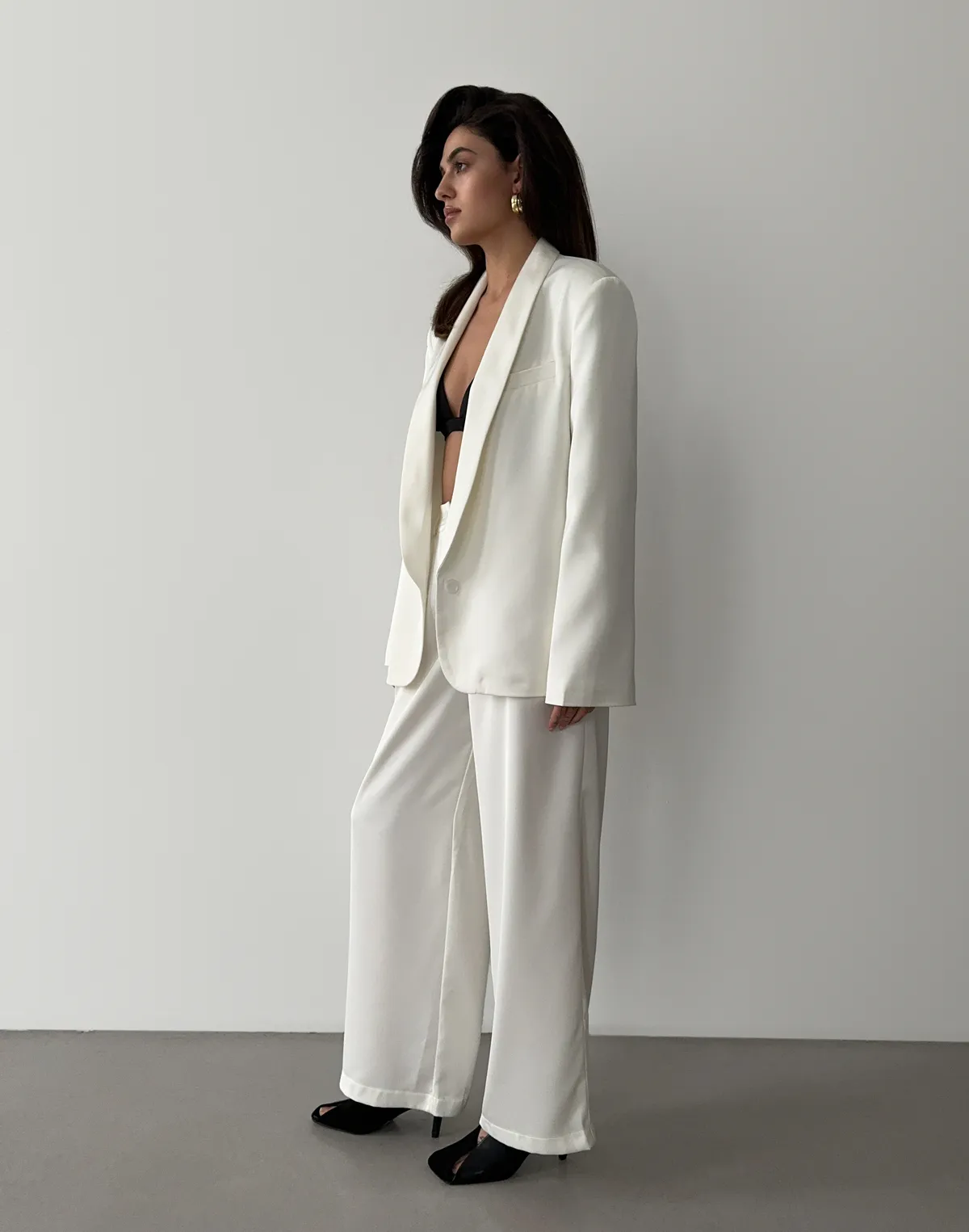 Комплект сатиновий жакет з декоративним шарфиком та штани базові, молочні - Фото 6