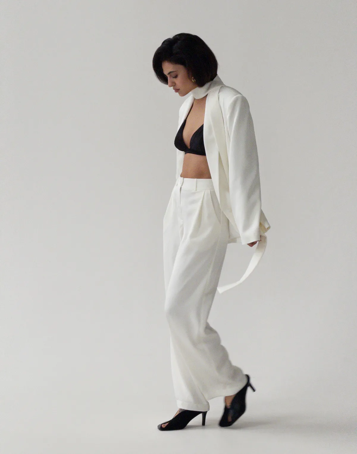 Комплект сатиновий жакет з декоративним шарфиком та штани базові, молочні - Фото 5