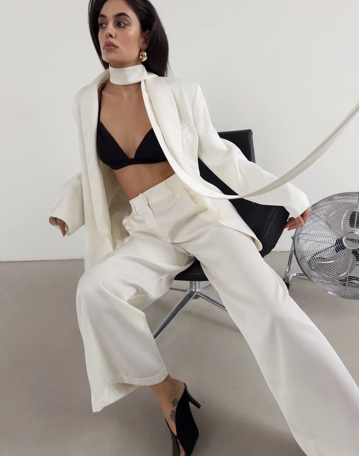 Штани сатинові зі святкової колекції базові, молочні - Фото 1