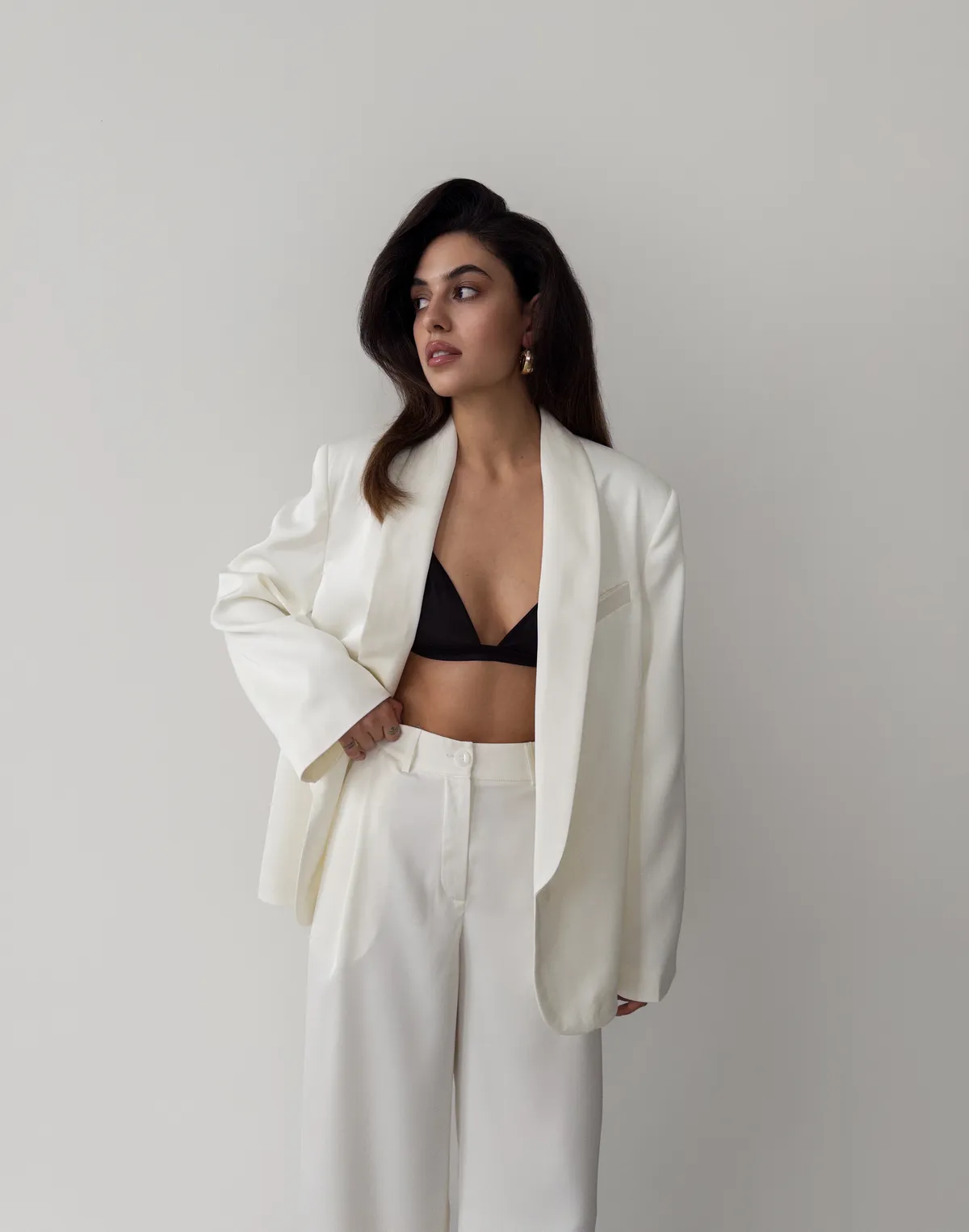 Жакет сатиновий з декоративним шарфиком, молочний - Фото 7