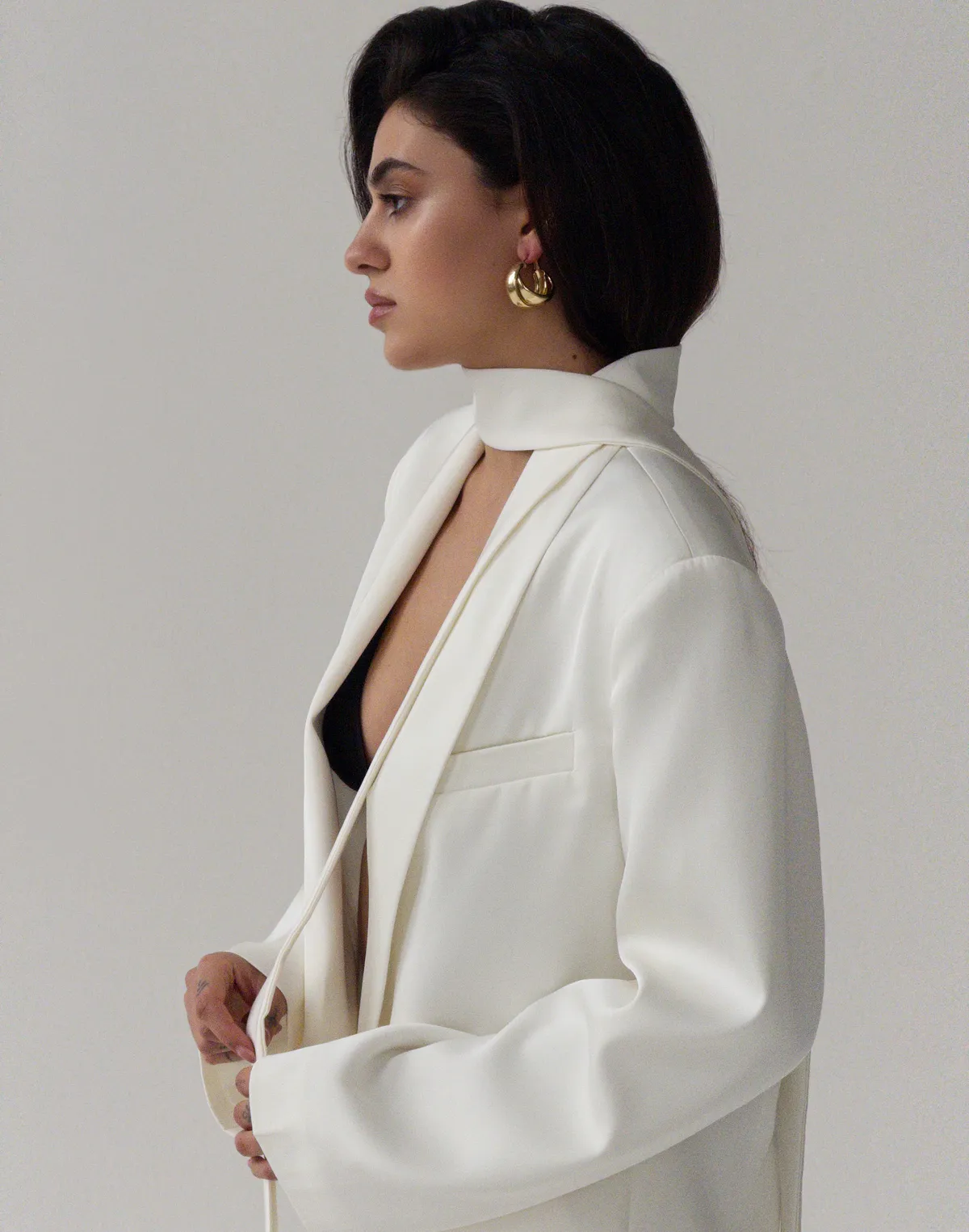 Жакет сатиновий з декоративним шарфиком, молочний - Фото 6