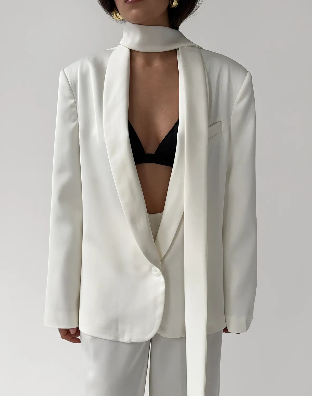 Жакет сатиновий з декоративним шарфиком, молочний - Фото 5