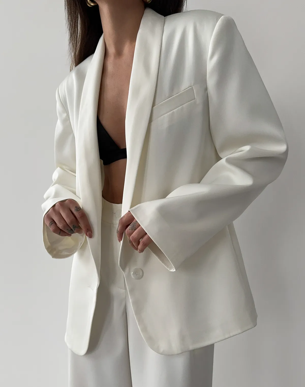 Жакет сатиновий з декоративним шарфиком, молочний - Фото 1