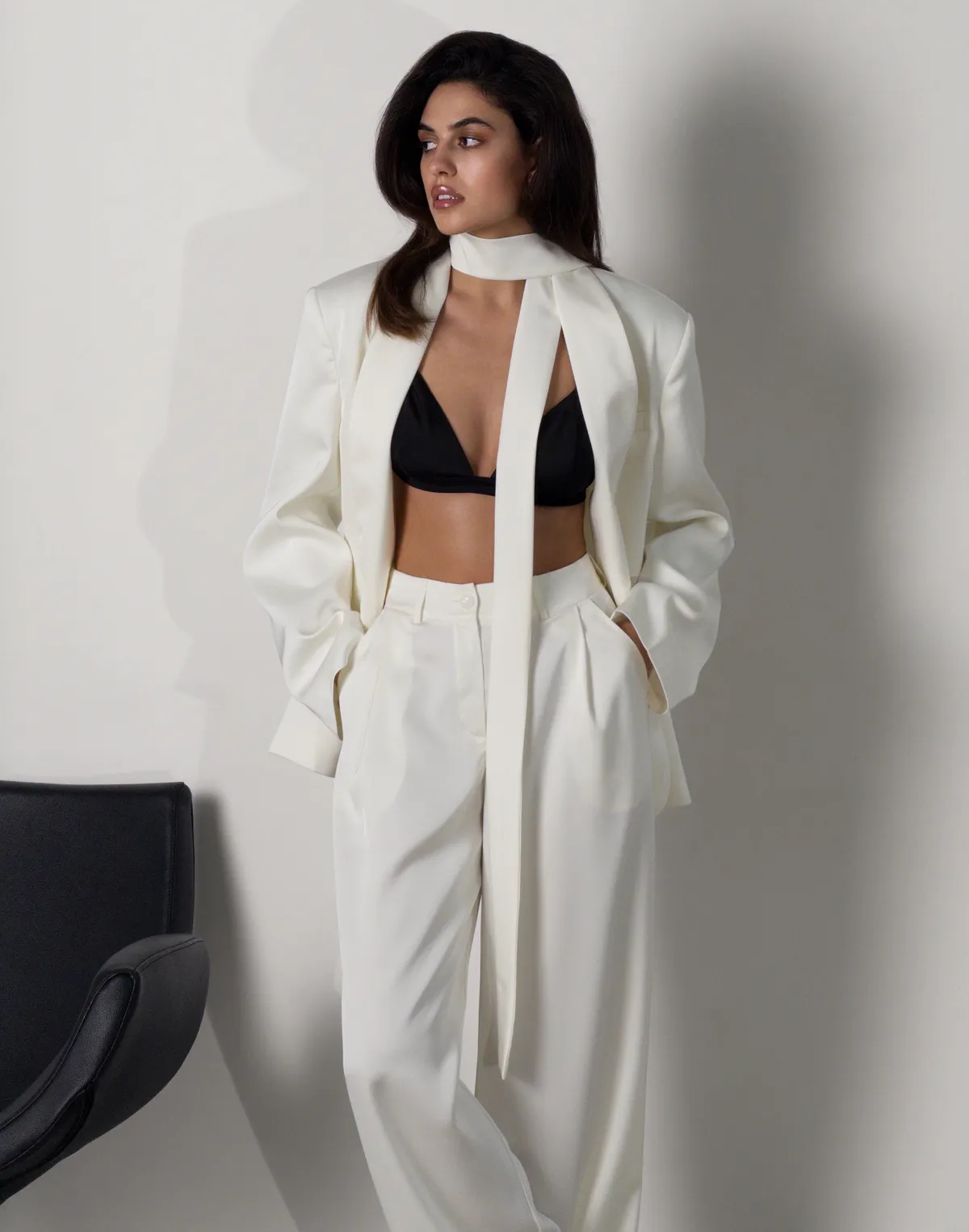 Комплект сатиновий жакет з декоративним шарфиком та штани базові, молочні - Фото 1