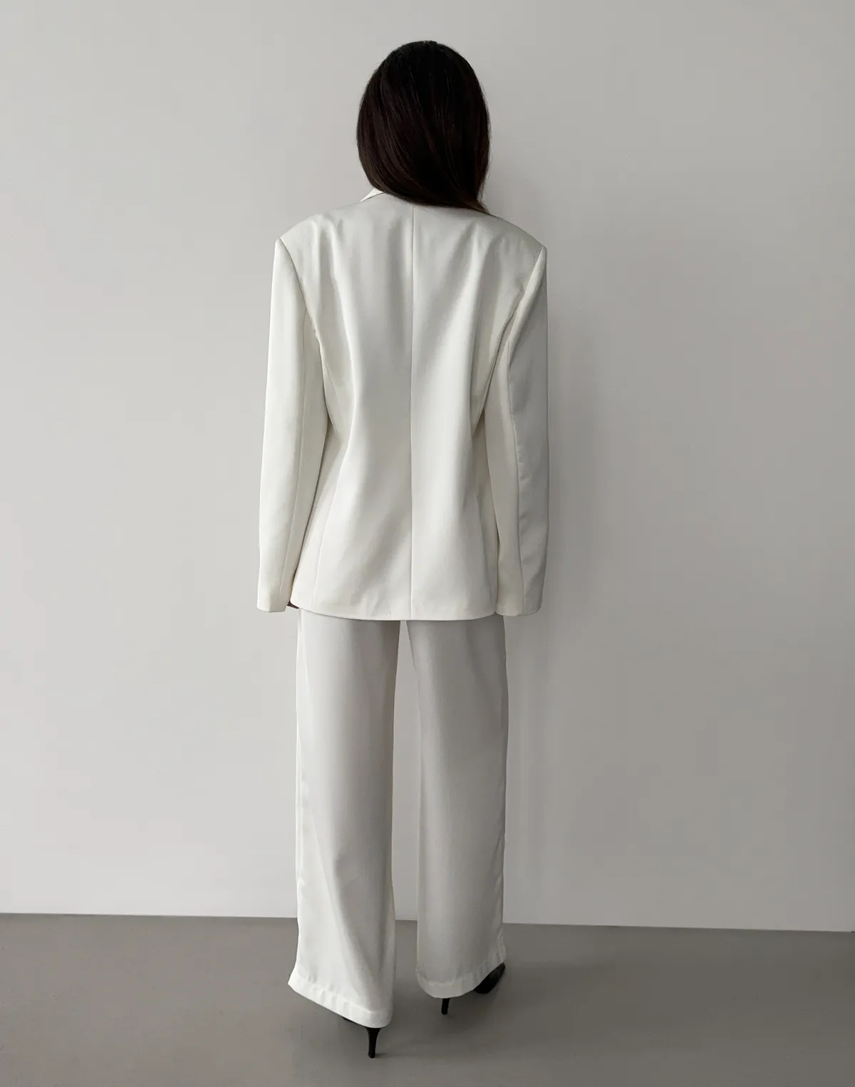 Комплект сатиновий жакет з декоративним шарфиком та штани базові, молочні - Фото 2