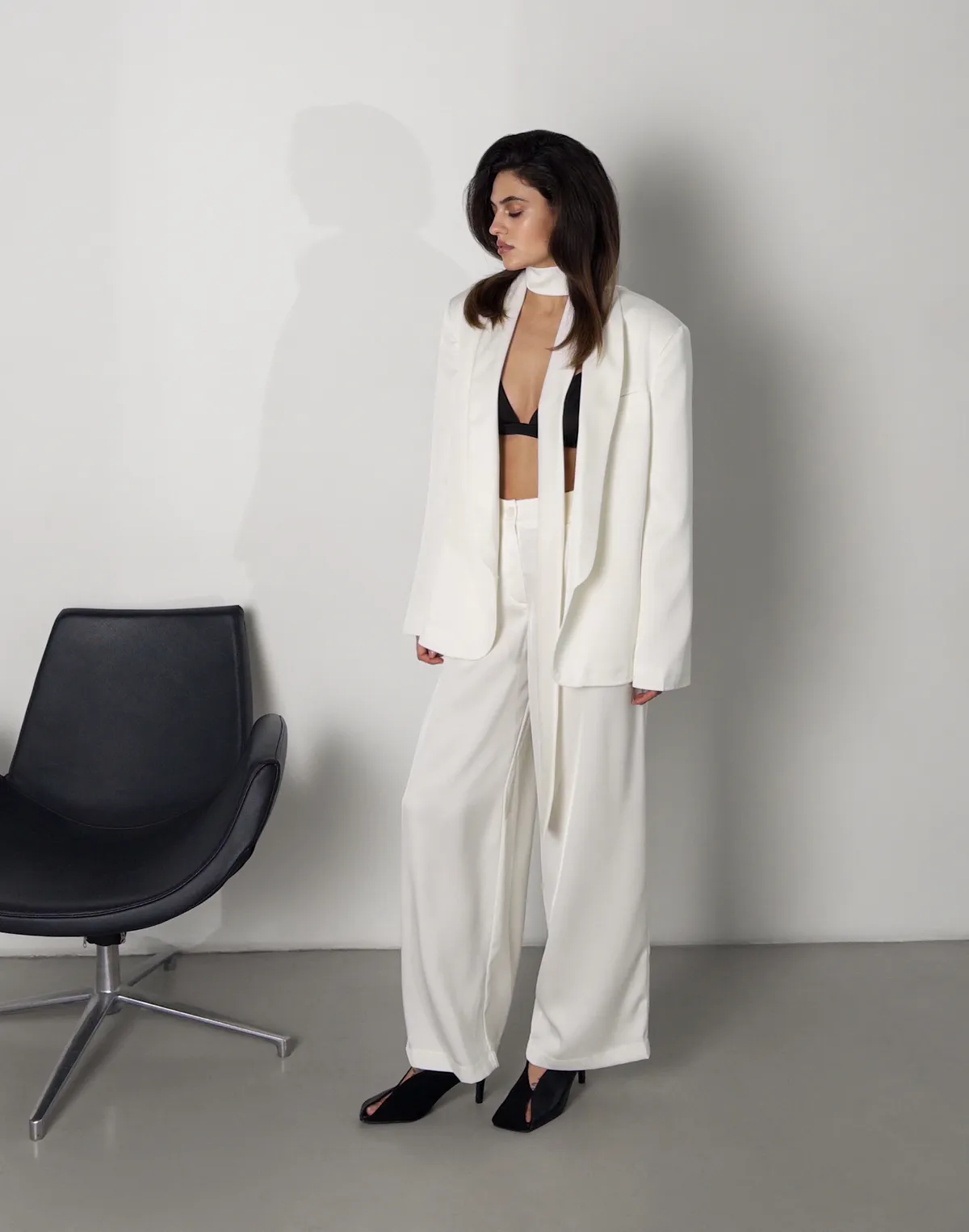 Комплект сатиновий жакет з декоративним шарфиком та штани базові, молочні - Фото 3