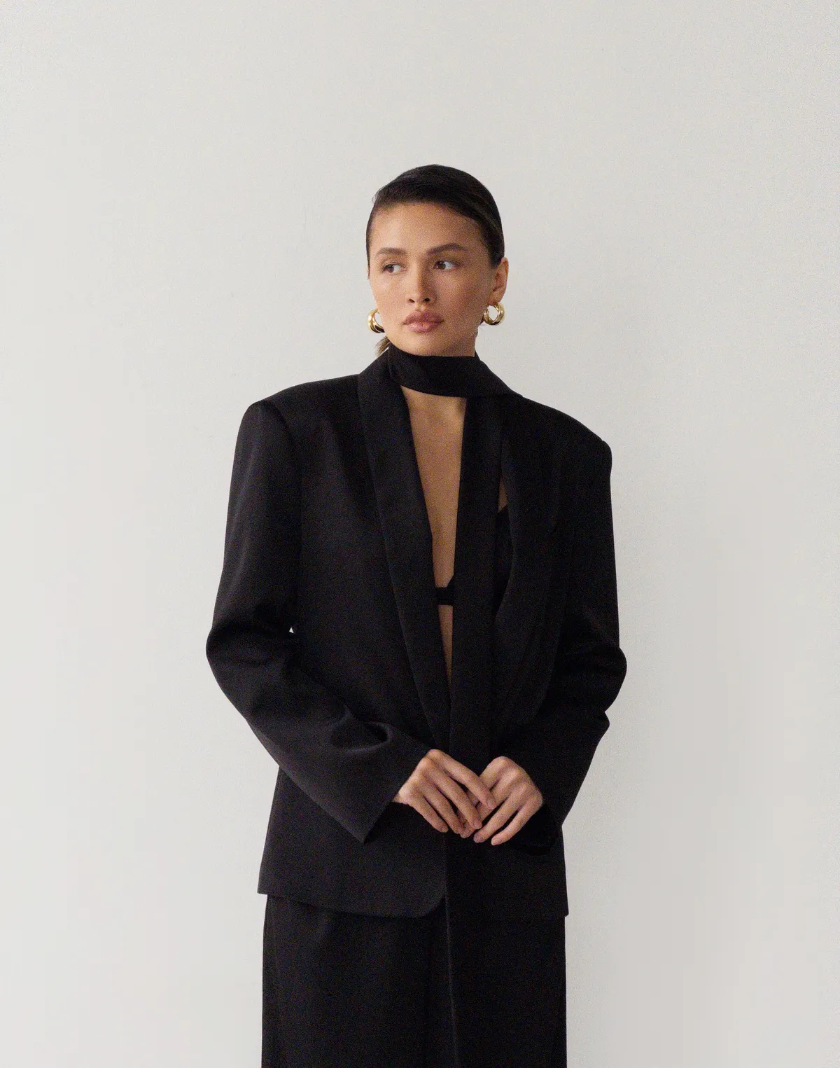 Жакет сатиновий з декоративним шарфиком, чорний - Фото 6