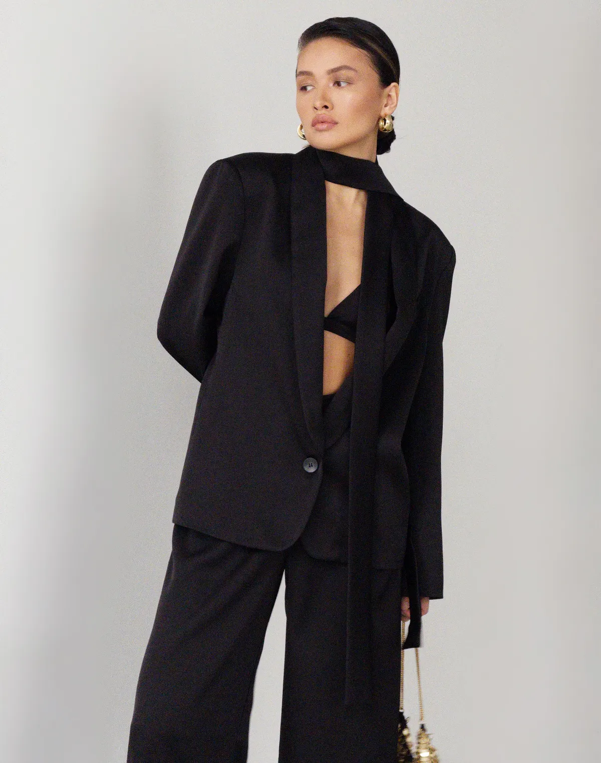 Жакет сатиновий з декоративним шарфиком, чорний - Фото 1