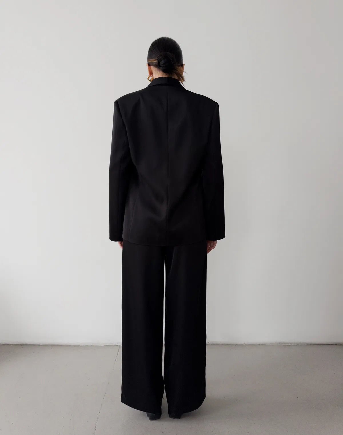 Комплект сатиновий жакет з декоративним шарфиком та штани базові, чорні - Фото 2