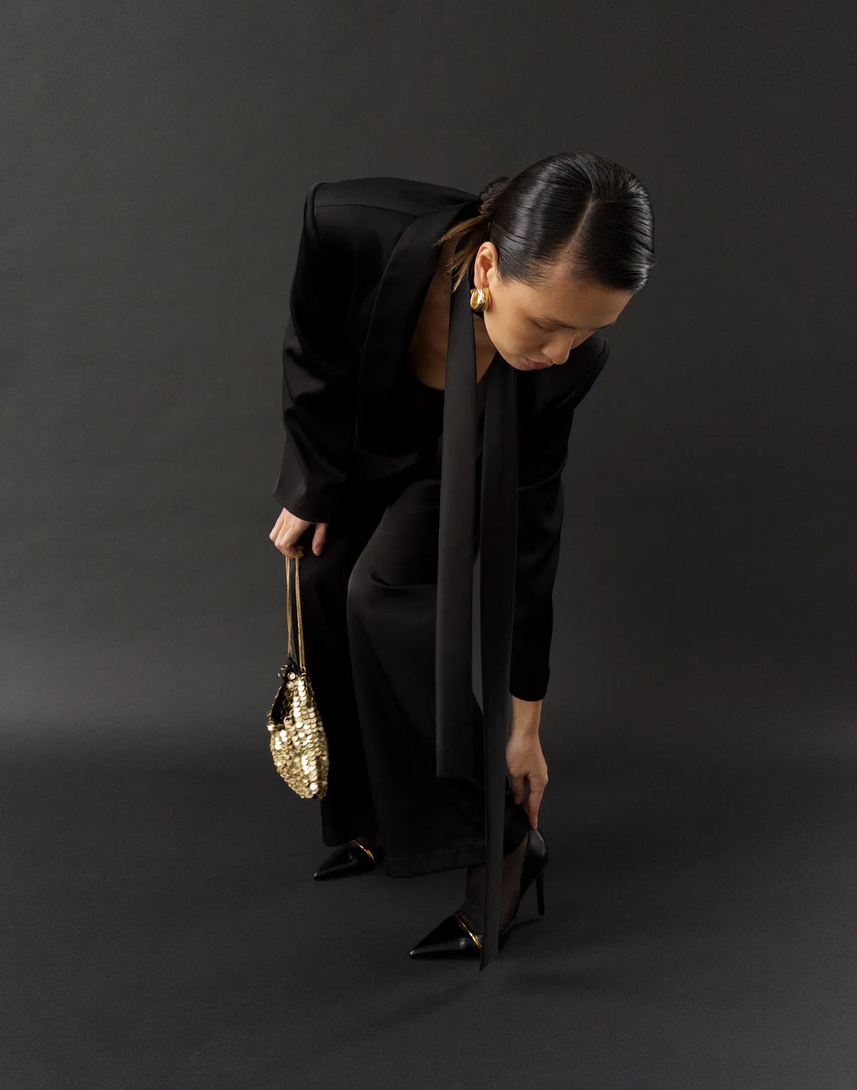 Комплект сатиновий жакет з декоративним шарфиком та штани базові, чорні - Фото 1