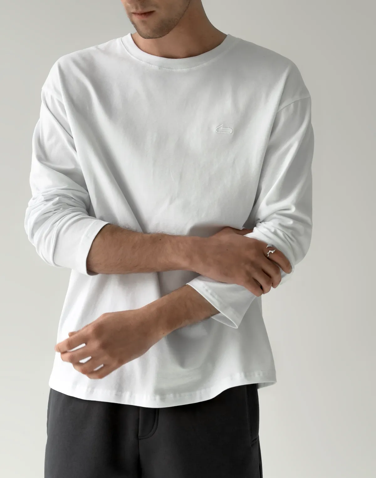 Лонгслів базовий чоловічий з м'якого бавовняного матеріалу, білий - Фото 7